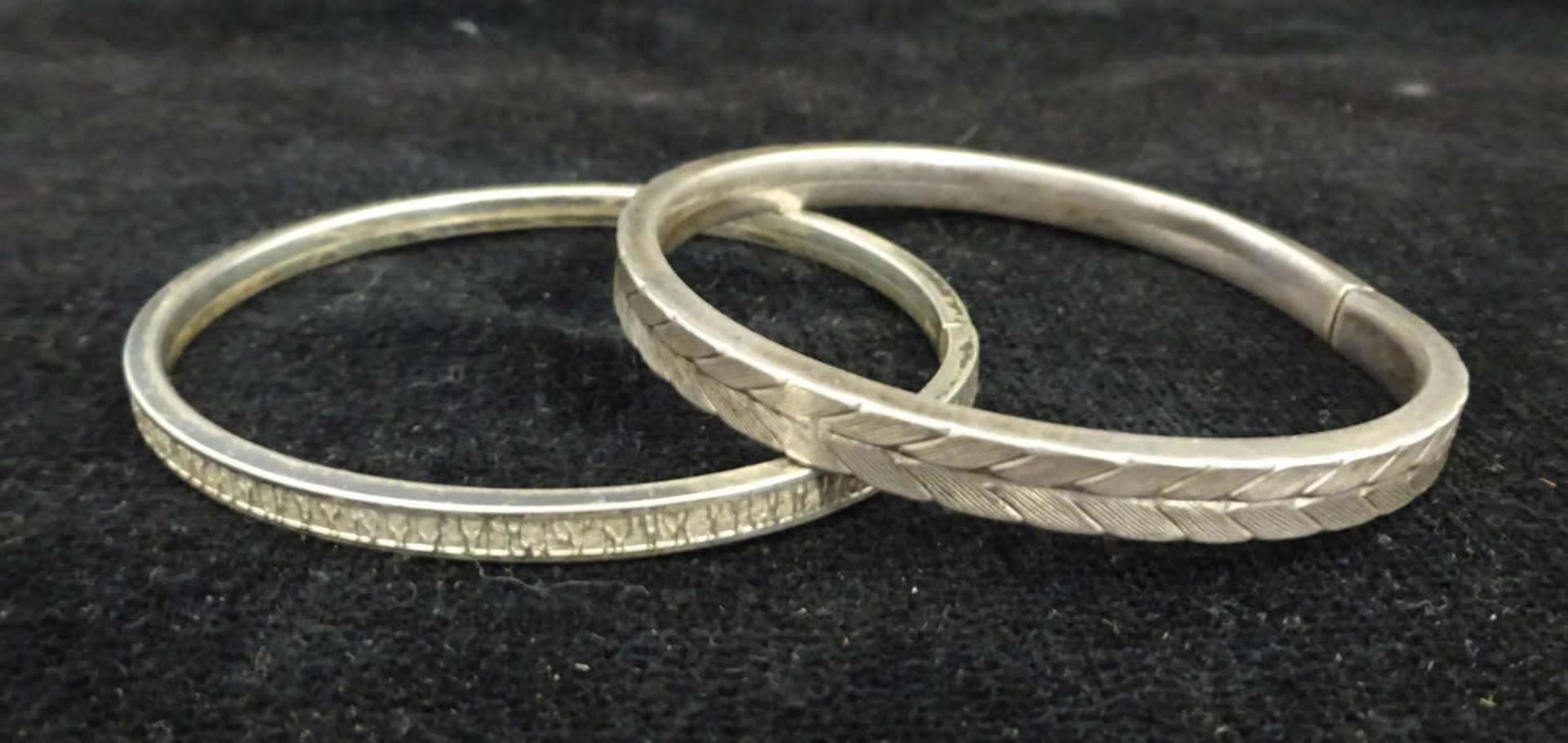 2 Armreifen, 835er Silber. Verschiedene Modelle. Gewicht ca. 26,4 g2 bangles, 835 silver.