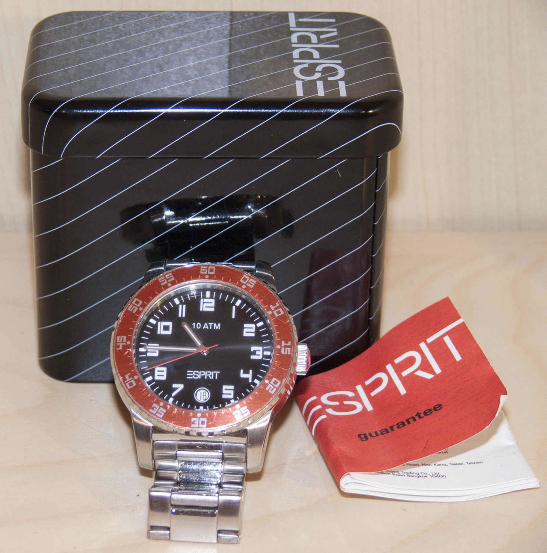 Esprit Herren - Armbanduhr. Datumsanzeige auf "6". Metall - Armband, mit roter Lünette.