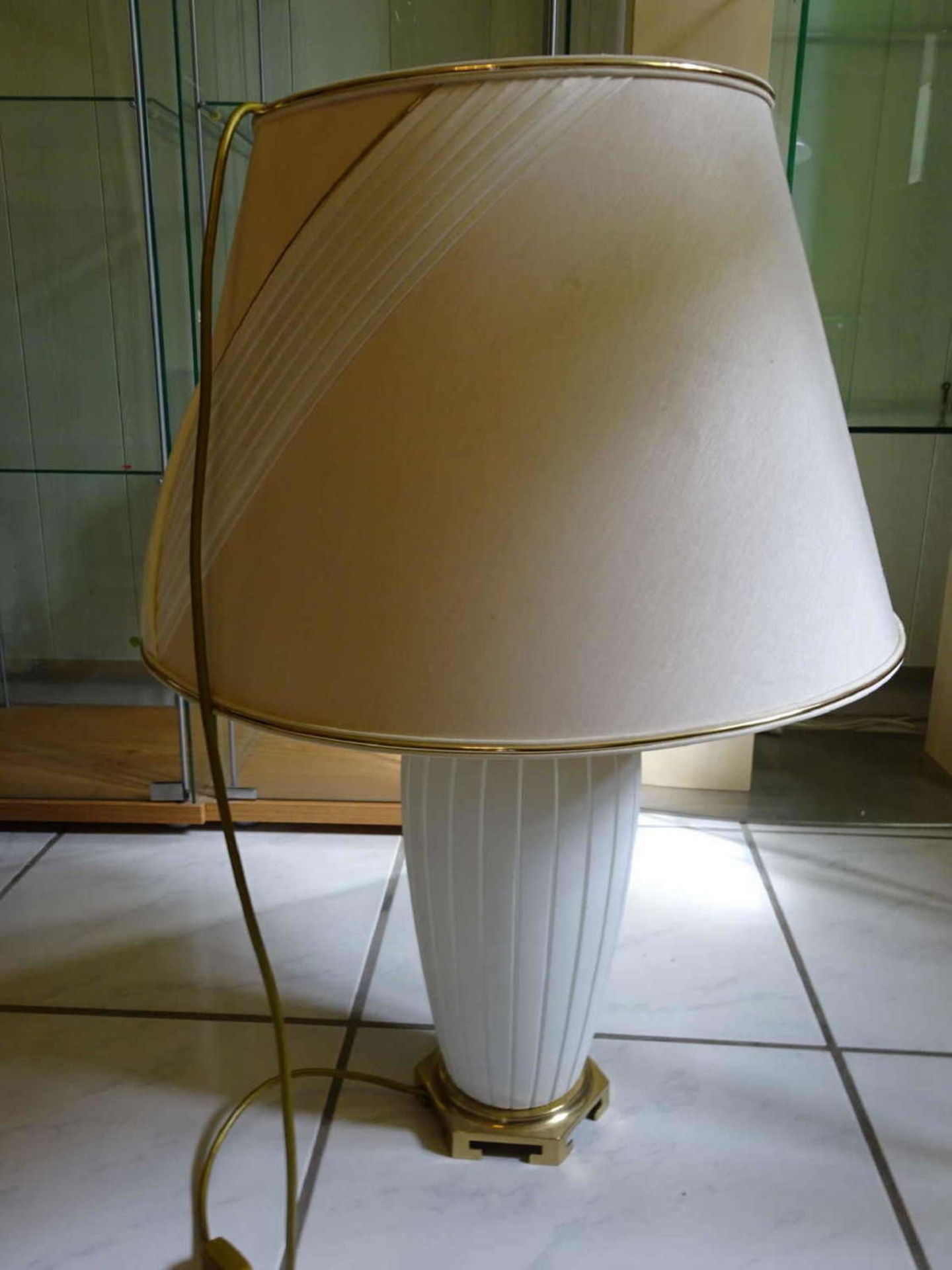 Große Tisch bzw. Stehlampe, Höhe ca. 73 cm, Durchmesser ca. 50 cm. Guter, gebrauchter Zustand.