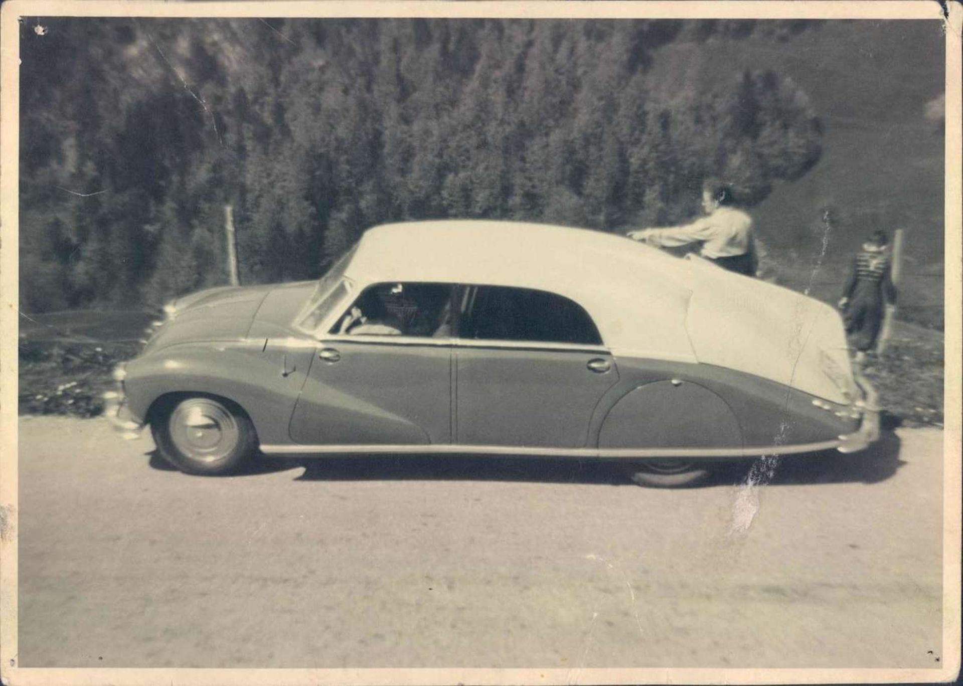 Sechs Fotografien aus den 40er / 50er Jahren mit seltenen Automobilen. Überwiegend s/w.Six - Image 6 of 6