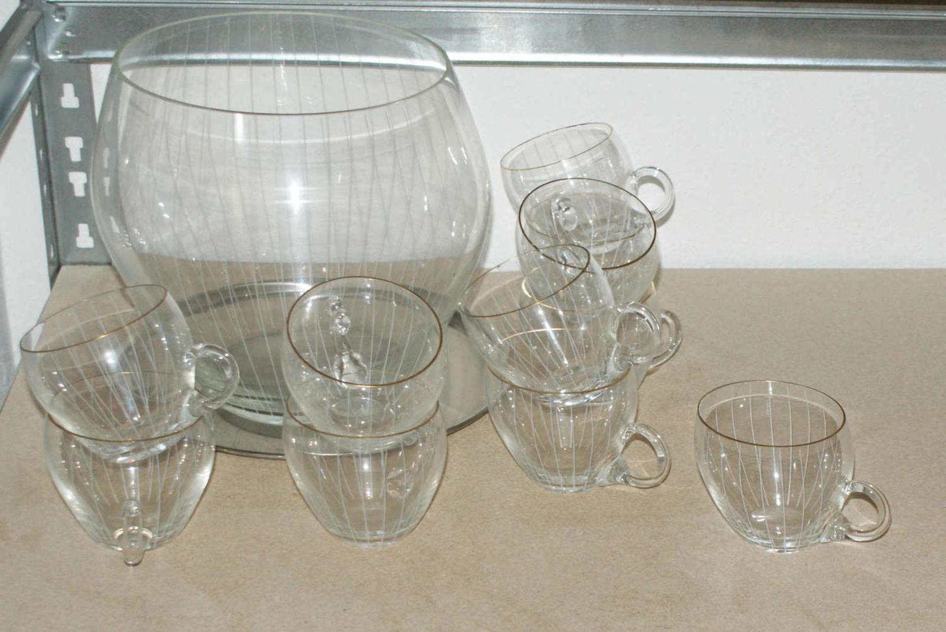 Bowleservice aus Glas, 50-60er Jahre, bestehend aus 1 Bowlegefäß ohne Deckel, 11 Bowle Gläser.