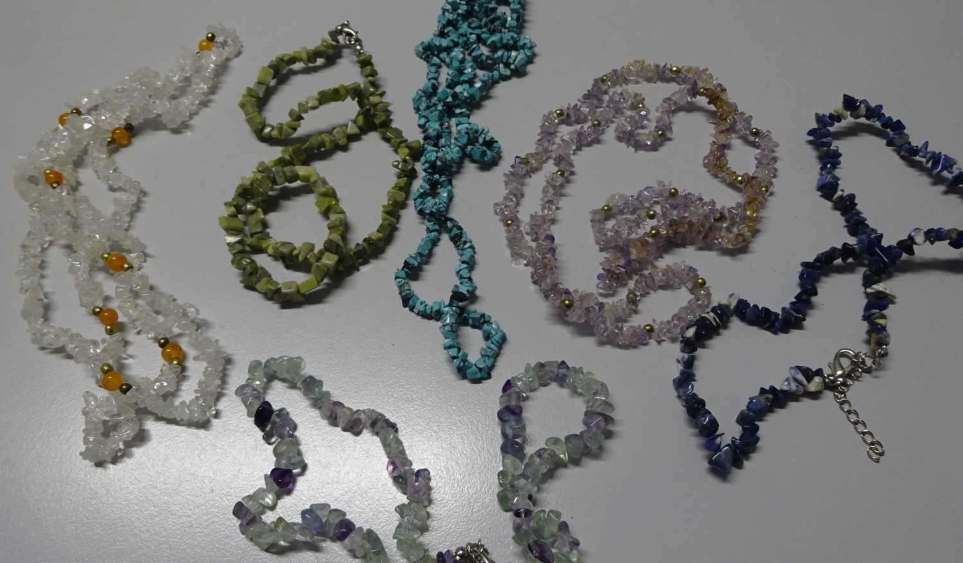 Lot Halbedelsteinketten insg. 6 Stück. verschiedene ModelleLot of semi-precious stone chains in