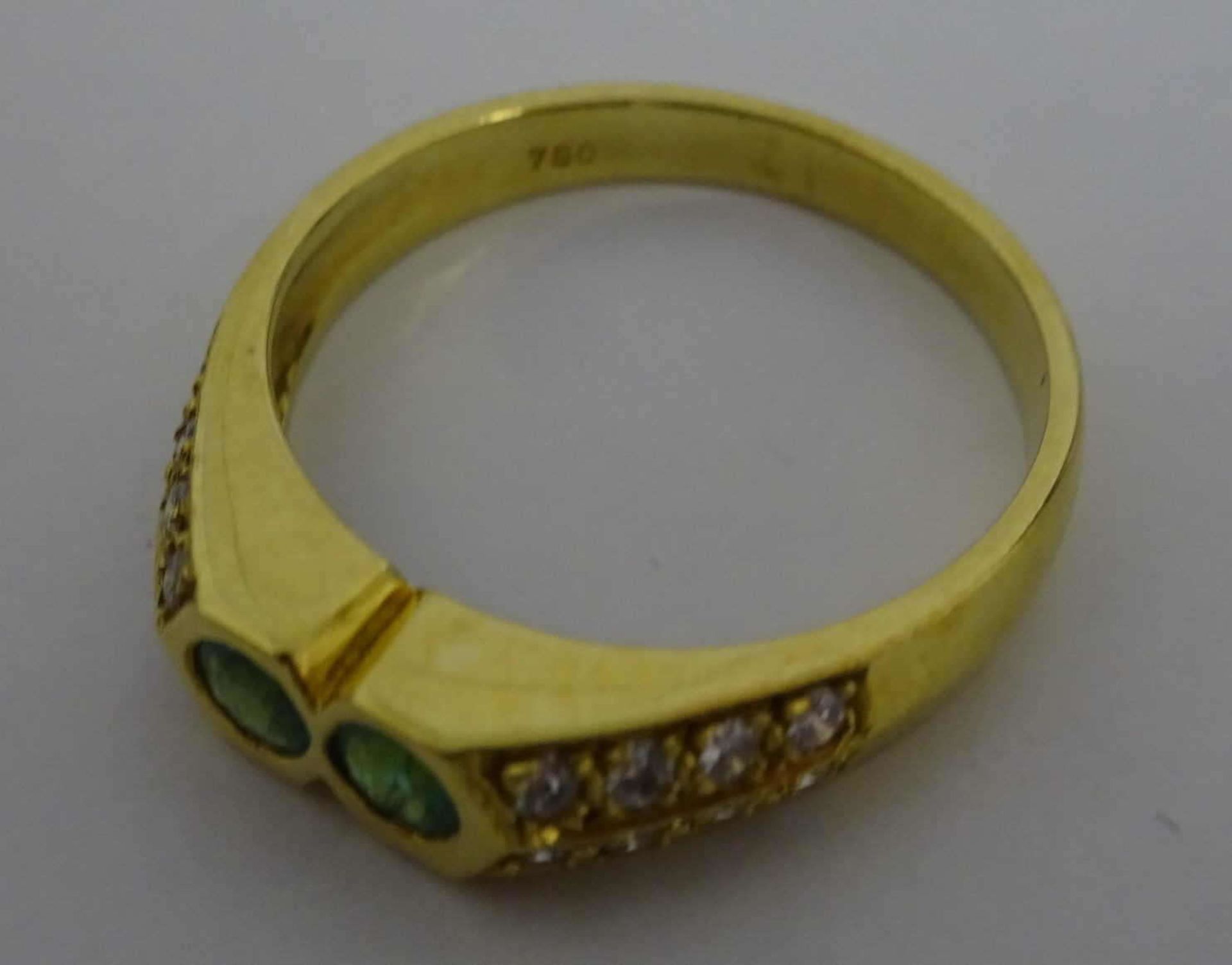 Damenring, 750er Gelbgold, besetzt mit synthetischem Smaragd und zahlreichen Diamantsplittern,. - Bild 2 aus 2