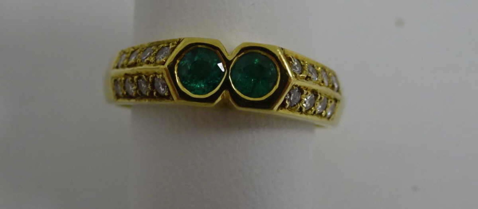 Damenring, 750er Gelbgold, besetzt mit synthetischem Smaragd und zahlreichen Diamantsplittern,.