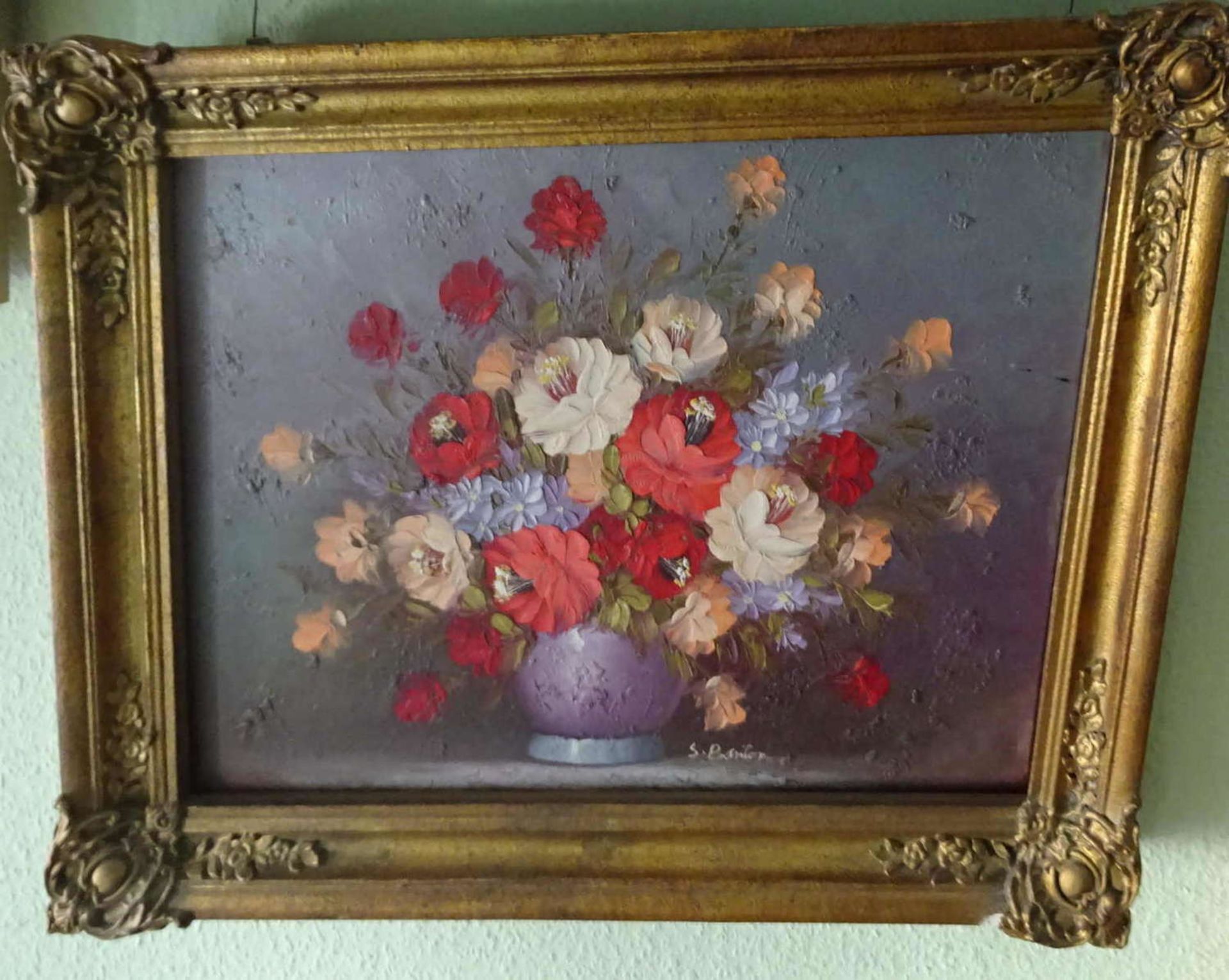 S. Barton. "Blumenarrangement" teilweise mit Farbverlust, in massiven Rahmen. Rechts unten Signatur,
