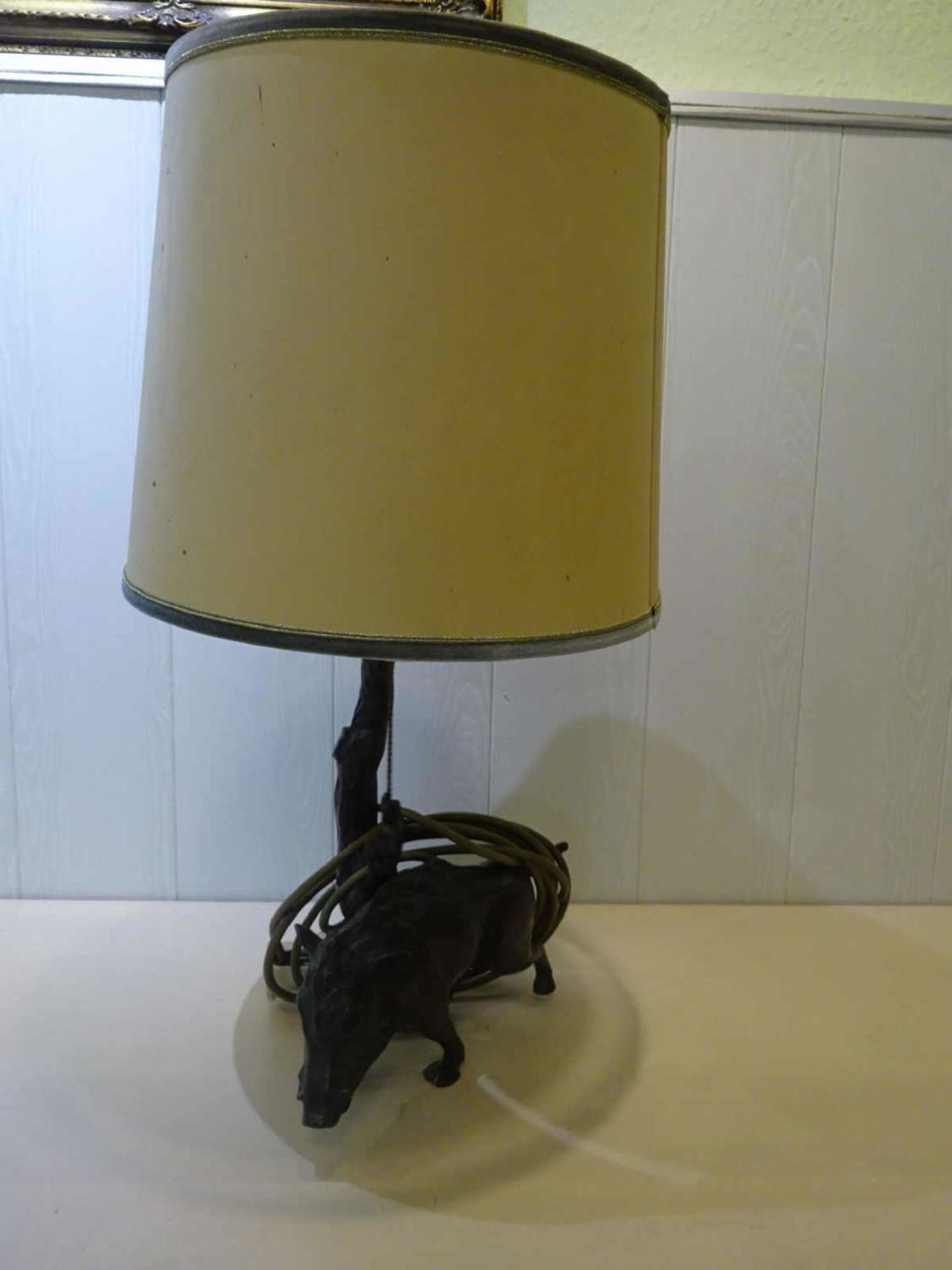 Tischlampe mit Bronzefuß, am Fuß wurde aus Bronze ein Wildschwein dargestellt. Sehr dekorative Lampe