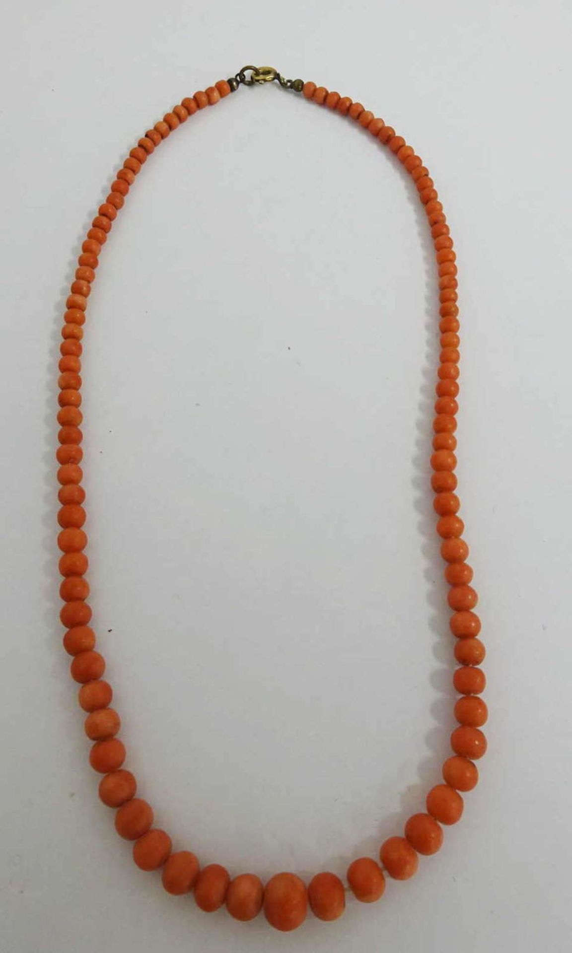 Engelshaut Korallenkette. Länge ca. 42 cm. Sehr feine Farbe, um 1930Angel skin coral necklace.