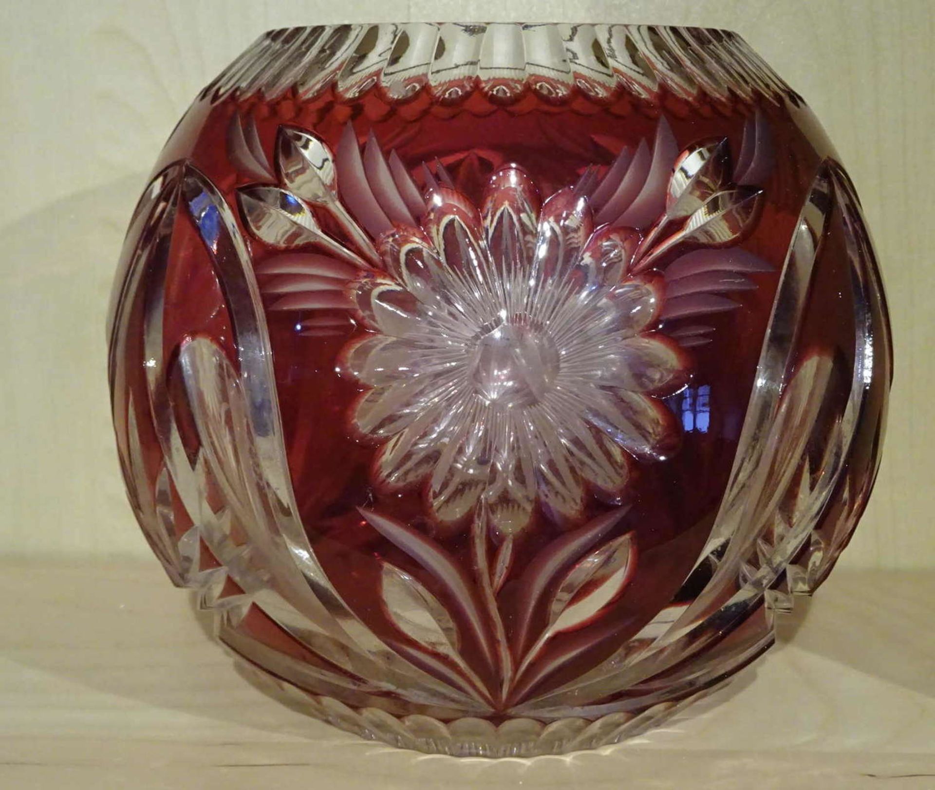 Kristall - Glasvase, bauchig, Höhe ca. 18 cm, mit rotem Überfang. Guter Zustand.Crystal - glass