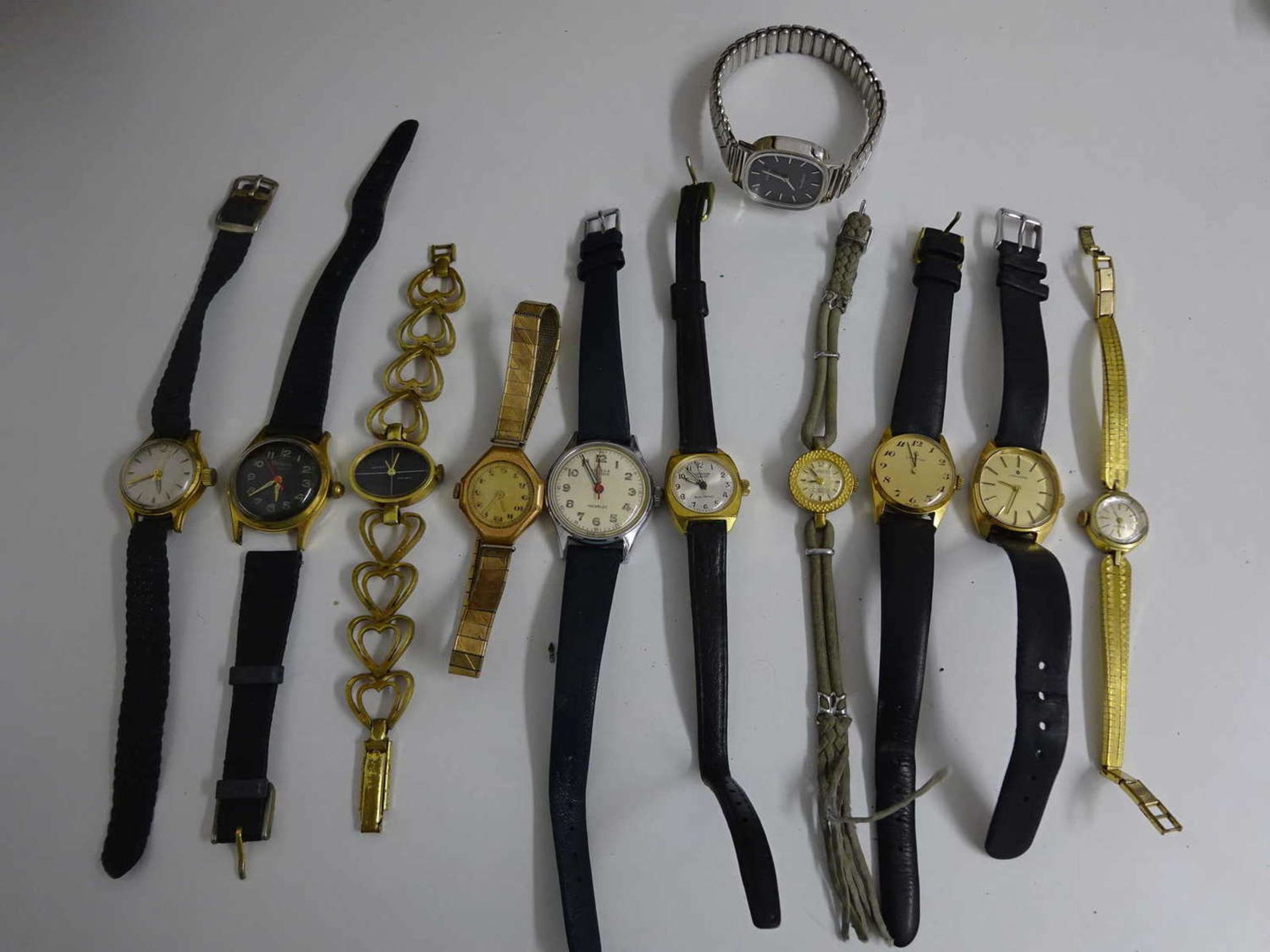 Lot verschiedene Bastleruhren, meist Damenarmbanduhren, dabei auch ältere. Insgesamt 11 Stück. Bitte