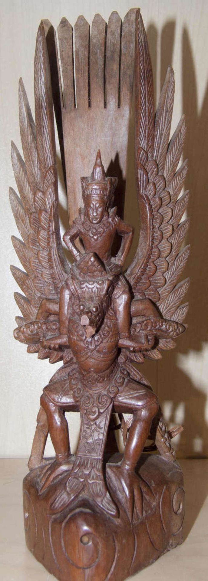 Indische Holzskulptur Vishnu auf Garuda reitend. Holz. Höhe: ca. 27,5 cm. Kleine Beschädigung am