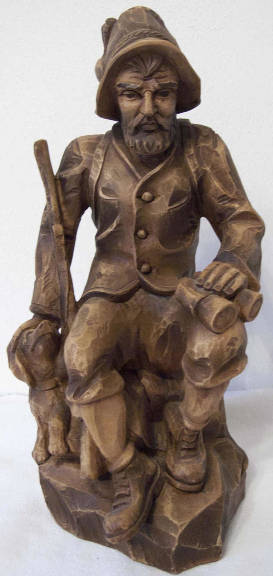 Holz - Skulptur "Jäger, sitzend". Massiv - Holz, handgeschnitzt. Höhe: ca. 38 cm. Mit Echtheits -