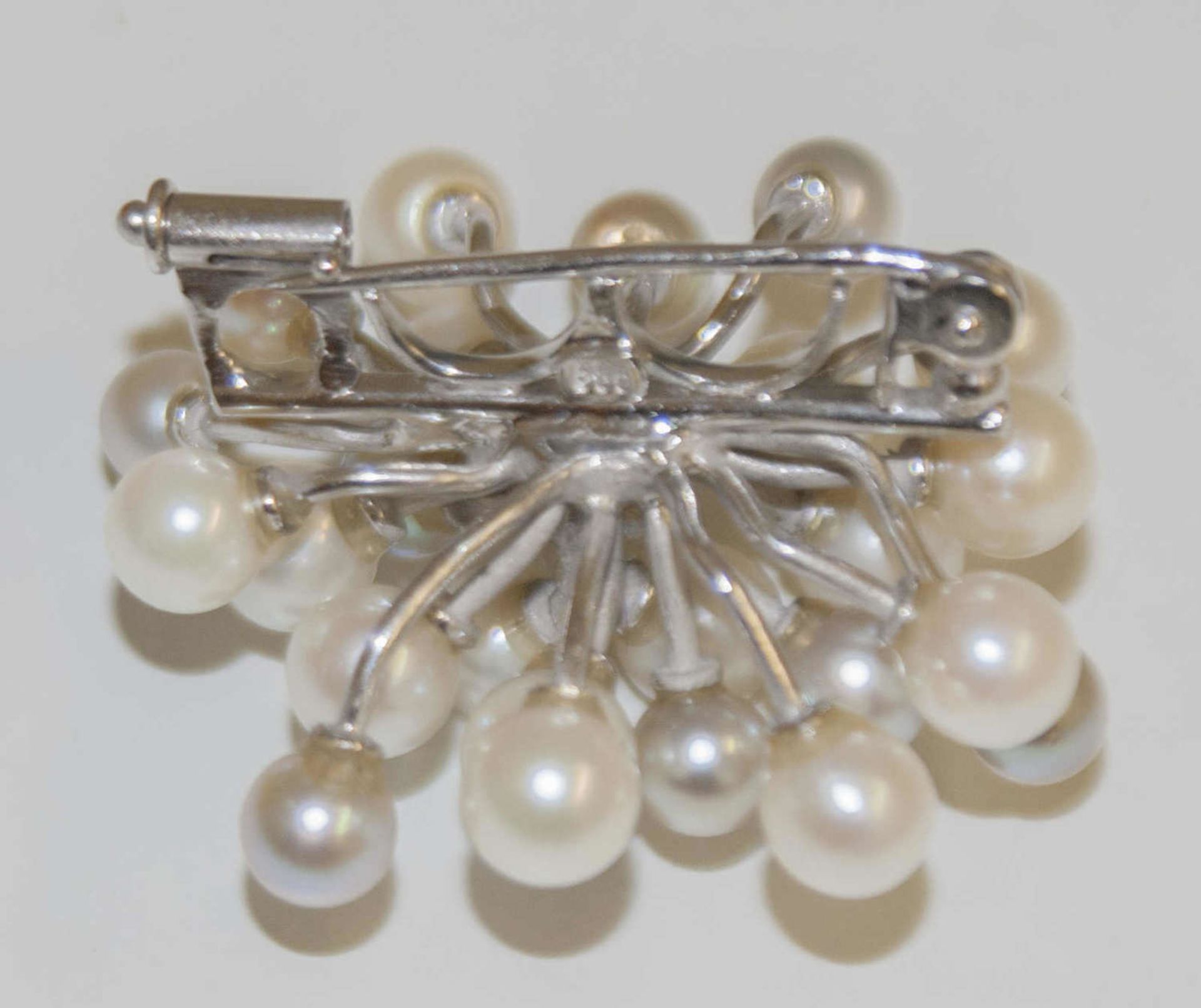 Echtperlen-Weißgoldbrosche mit 585er Punze. Durchmesser ca. 4 cm. Gewicht ca. 10,5 gr.Real pearl - Bild 2 aus 2