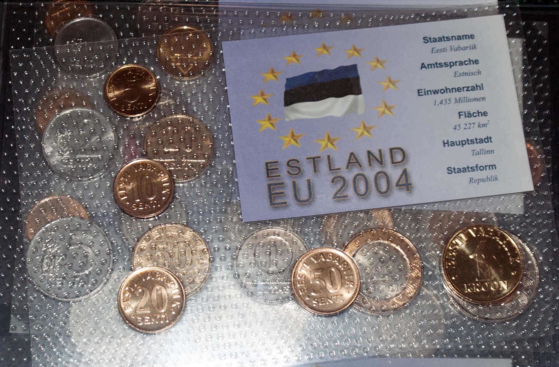 Münzalbum gefüllt mit den Kursmünzsätzen "Der 10 neuen EU Beitrittsnationen von 2004", guter - Bild 2 aus 4