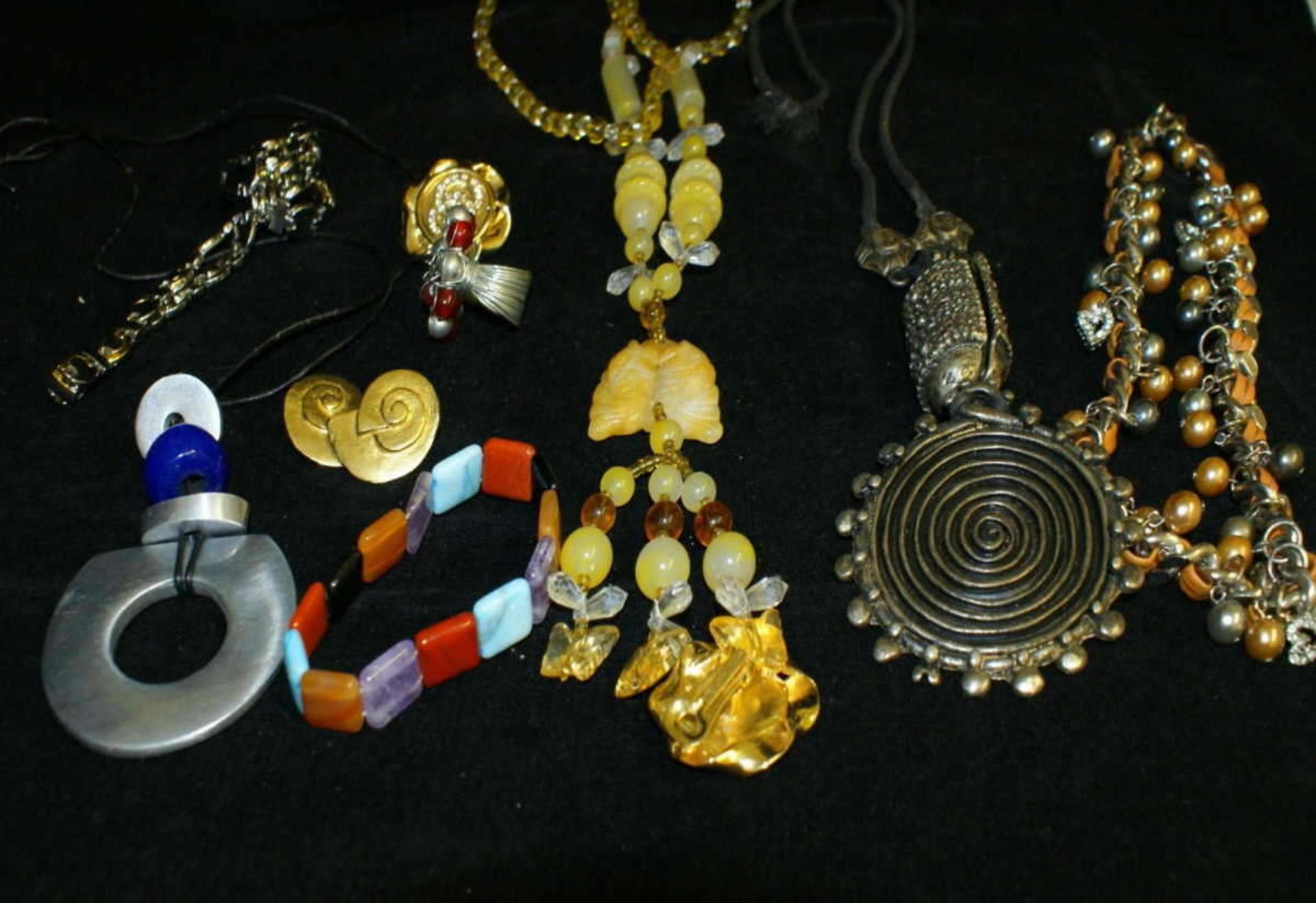 ausgefallenes hochwertiges Lot Modeschmuck aus Auflösung, dabei Ketten, Armbänder, etc.unusual