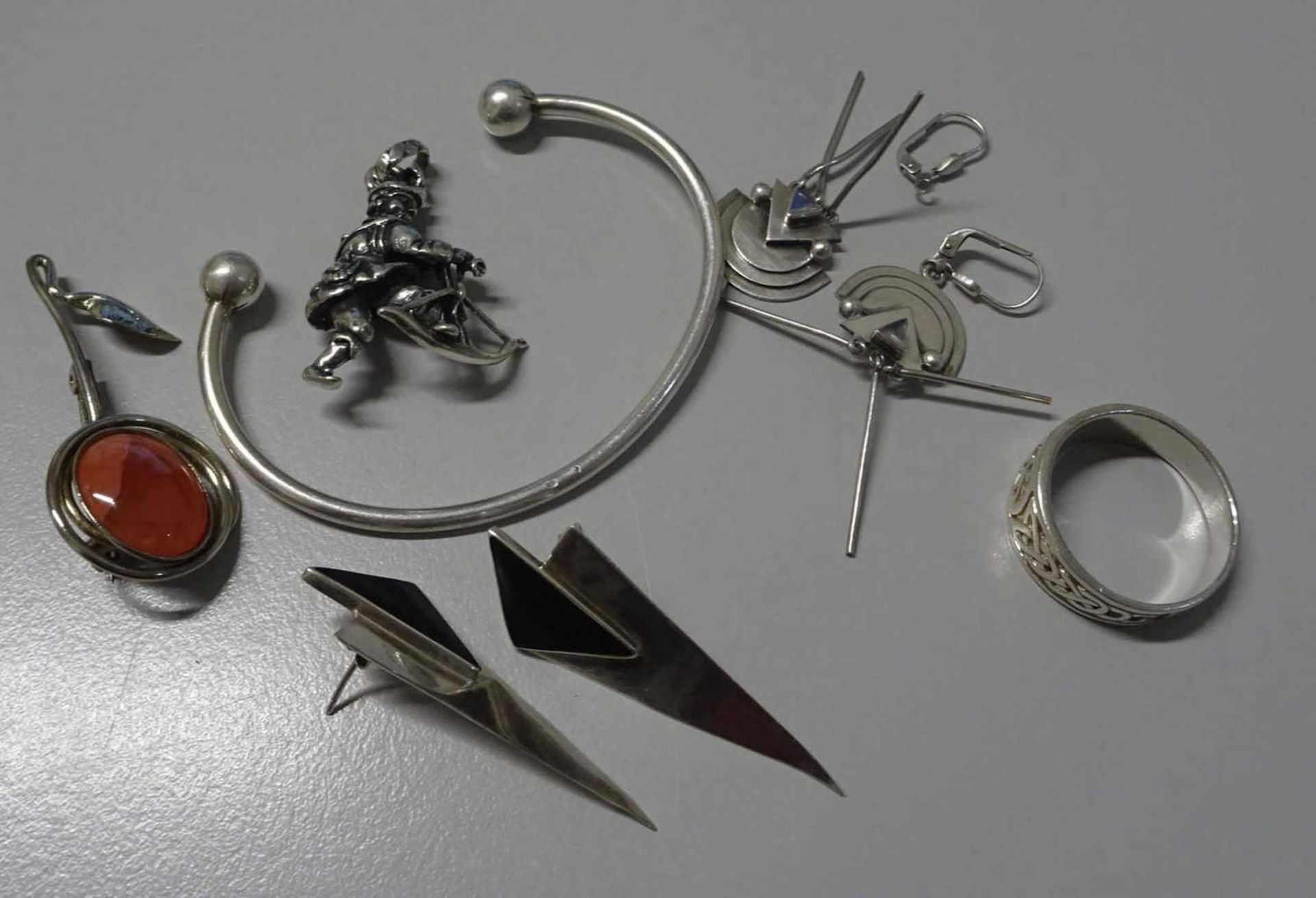 Kleines Lot Silberschmuck, dabei 2 Paar Ohrringe, 1 Anhänger, 1 Brosche, 1 Armreif sowie 1 Ring.