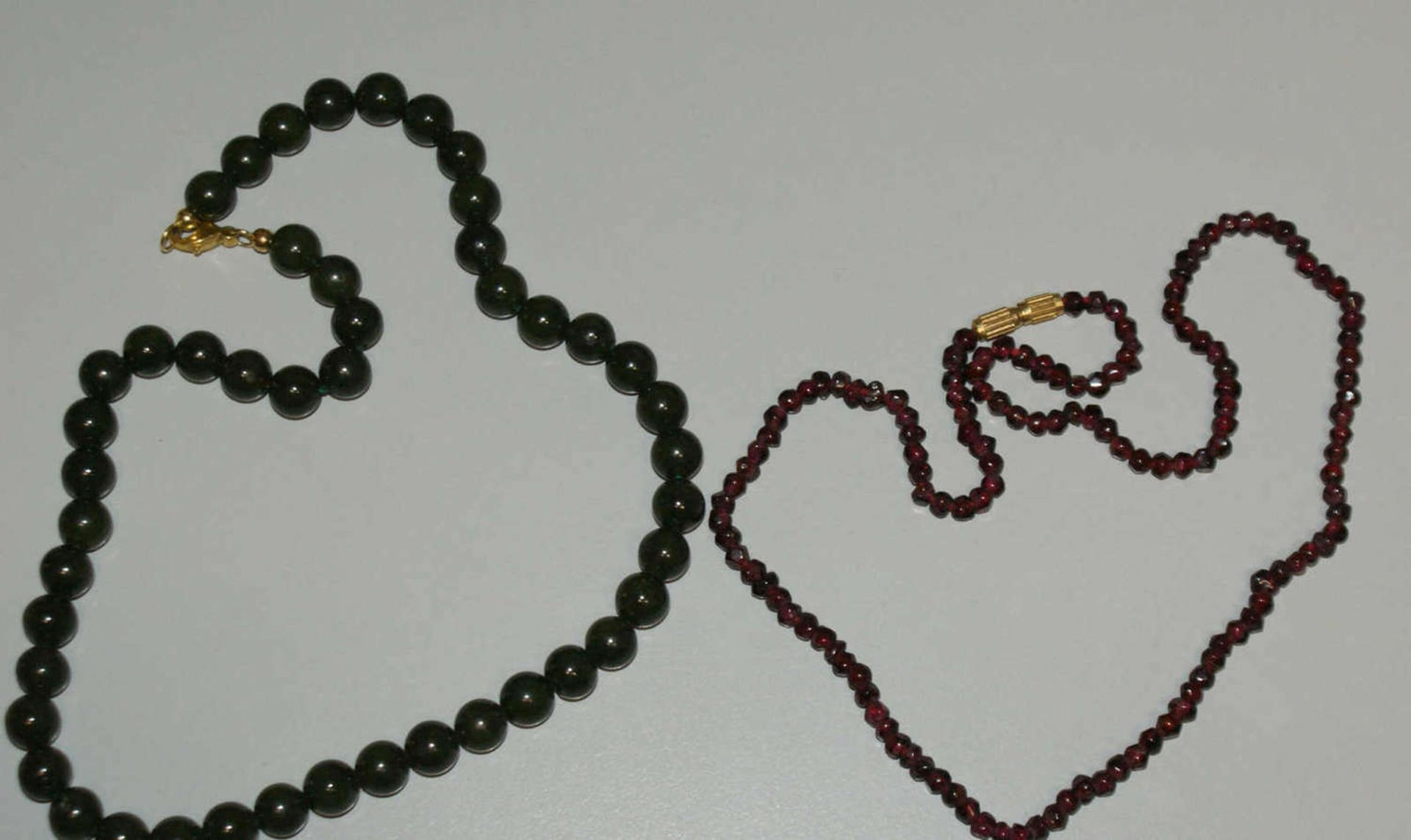 2 Ketten, 1x Jadekugeln, 1x Granat. Verschiedene Modelle.2 chains, 1x jade balls, 1x garnet.