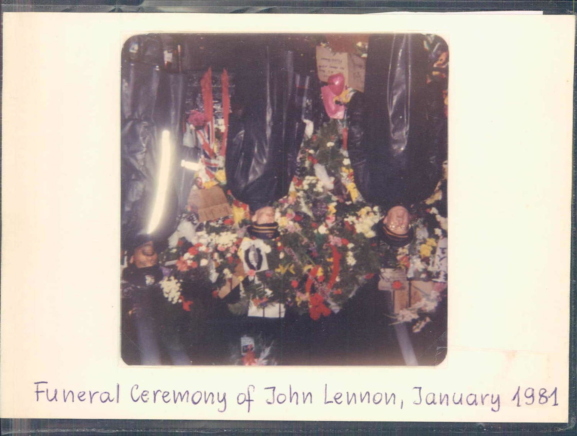 Original - Foto der Beerdigung von John Lennon 1981. Ca. 9 cm x ca. 8,5 cm.Original - Photo of the