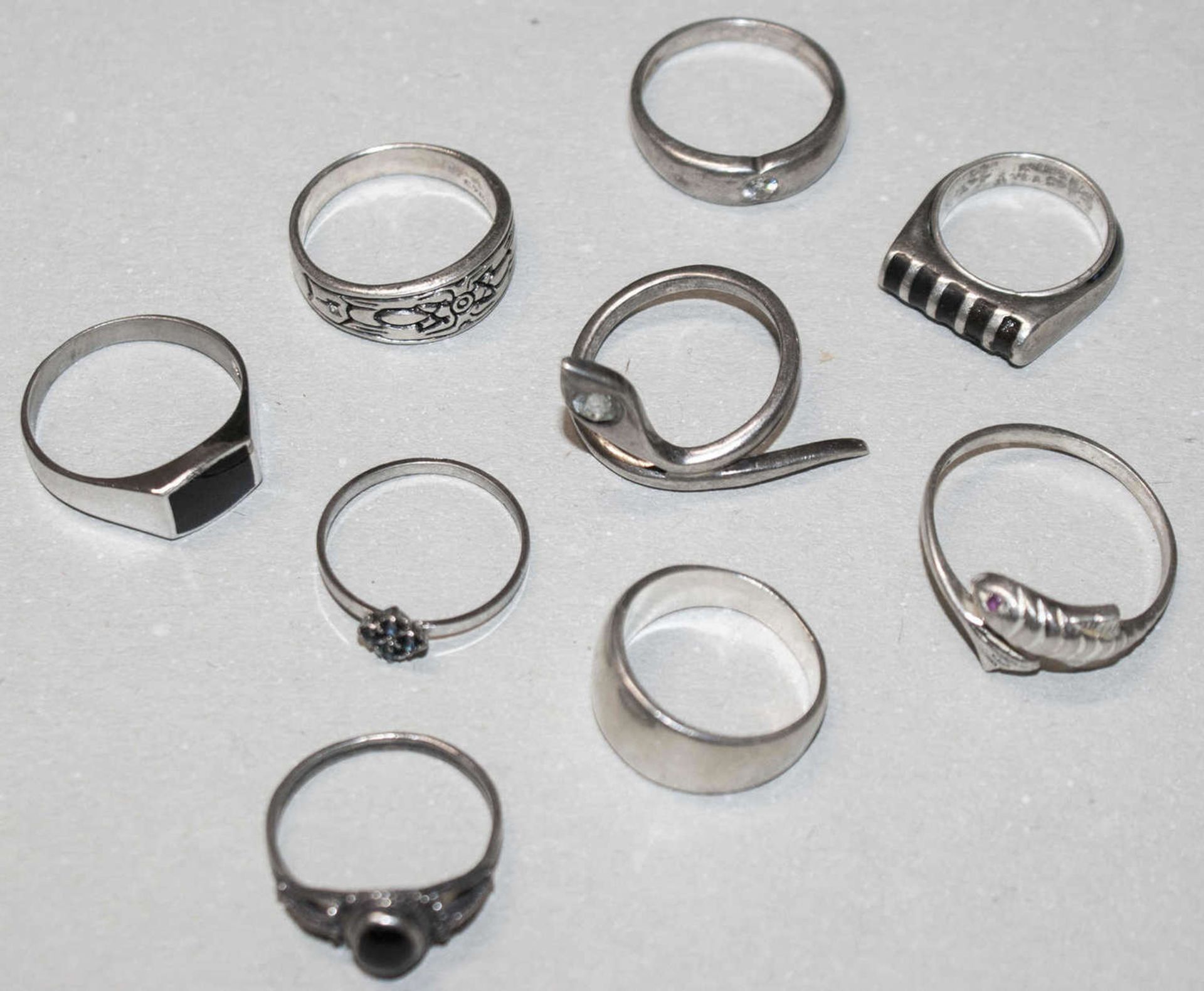 Lot Silberringe, insgesamt 10 Stück, verschiedene Modelle, Gewicht ca. 30g.Lot of silver rings, a