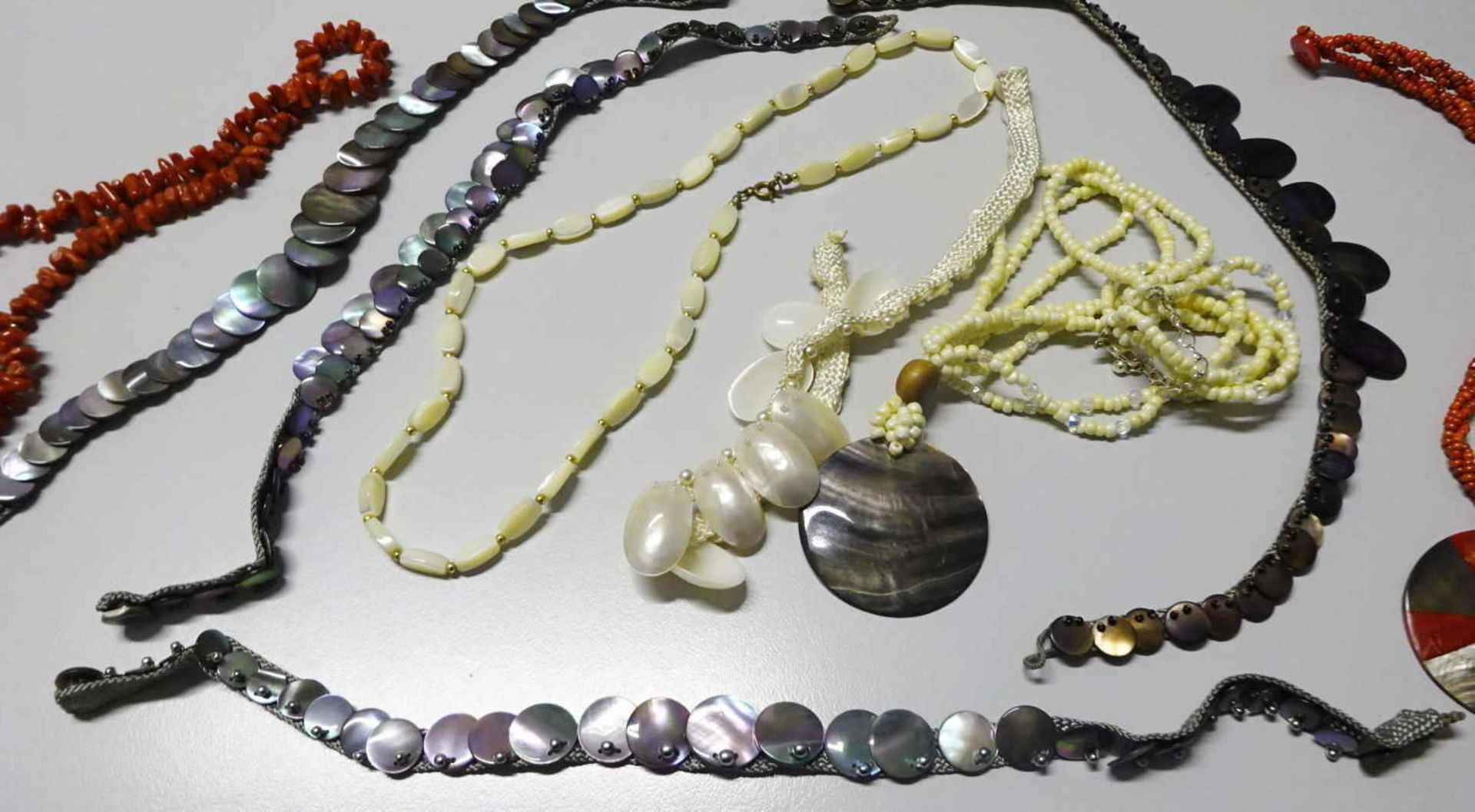 Lot Perlmut+Korallen Ketten, insg. 9 Stück. Verschiedene ModelleLot of pearl and coral chains, total