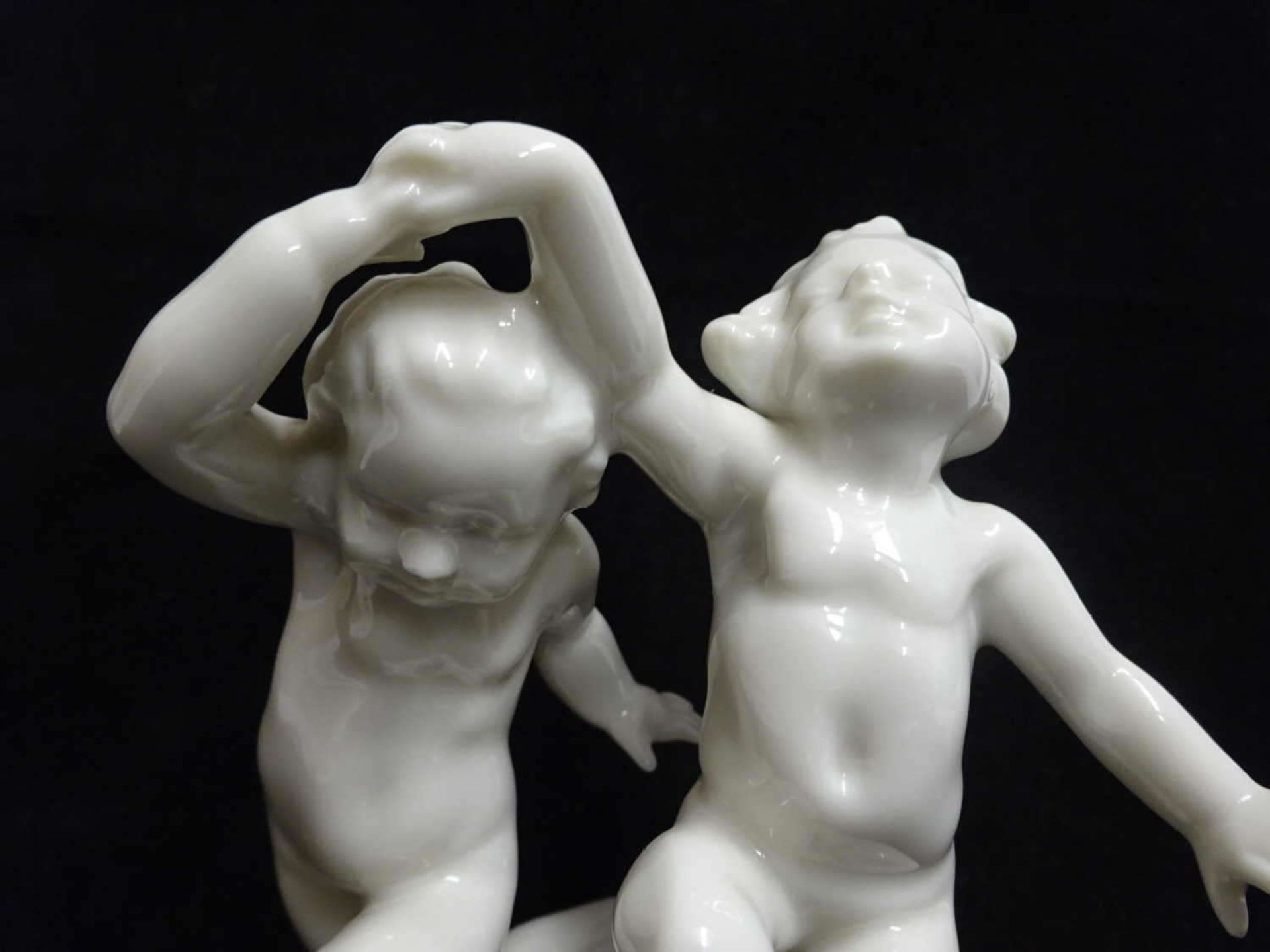 Hutschenreuther Kunstabteilung, Porzellanfigur, "2 tanzende Kinder". Entwurf: K. Tutter. Höhe ca. 11 - Bild 3 aus 4