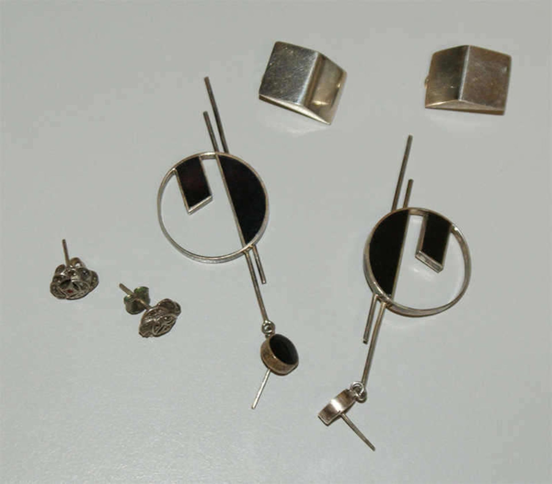 3 Paar Silberohrringe, 1x Hängeohrringe mit Onyx, 1x Stecker, sowie 1x Clips. Gewicht ca. 18,7g3