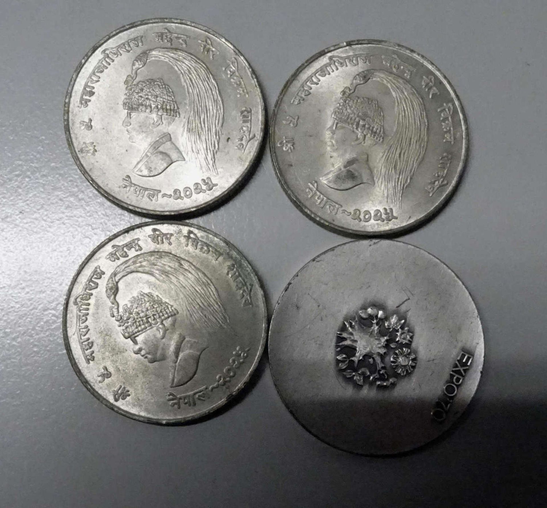 4 Münzen Asien, teilweise Silber, dabei 3x Nepal sowie 1x Expo Japan 704 coins Asia, partly