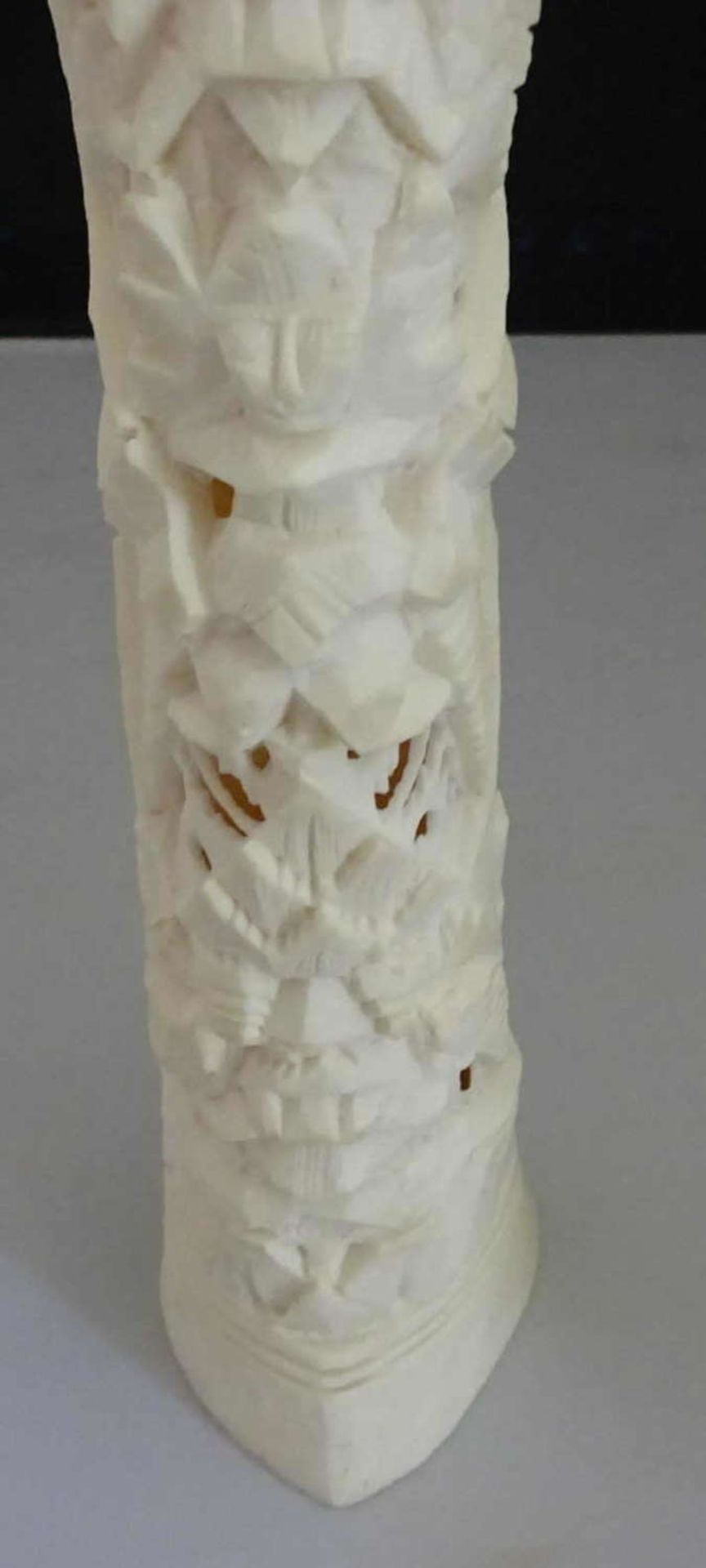 kleine Skulptur aus Bein. Detailreich gearbeitet. Höhe ca. 23 cmsmall sculpture of leg.Worked in - Bild 2 aus 3