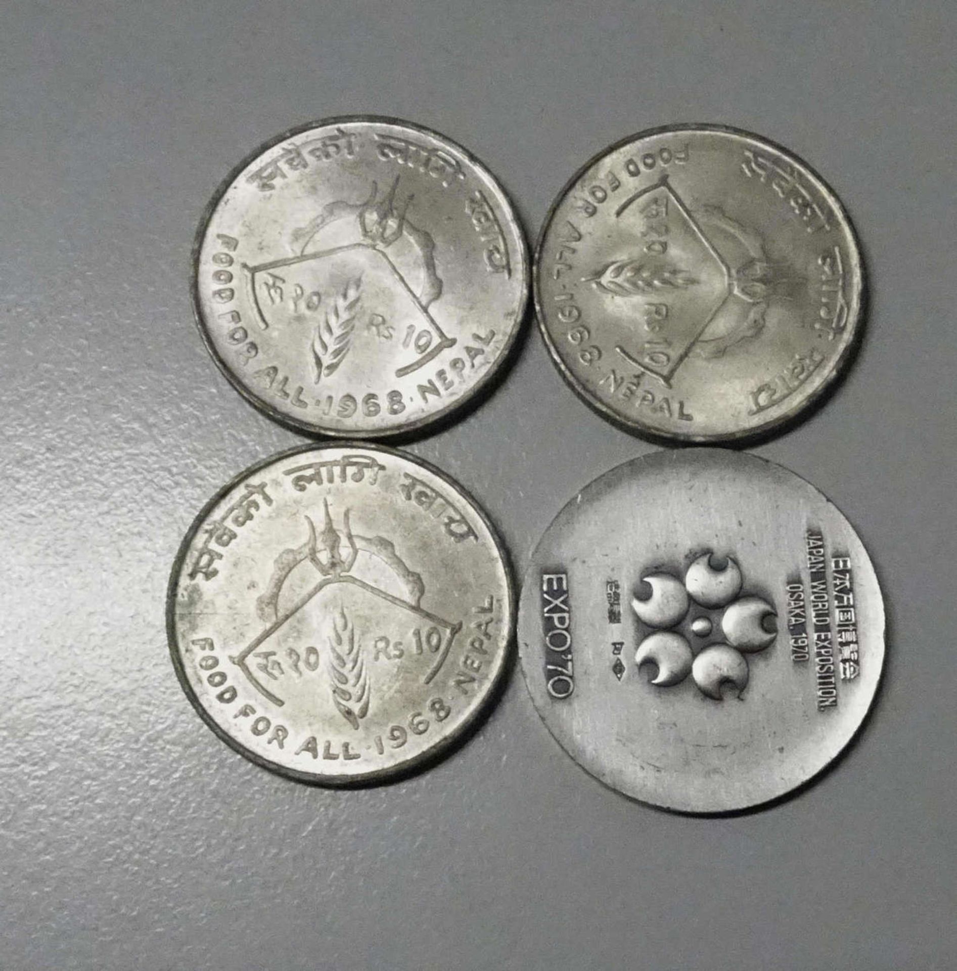 4 Münzen Asien, teilweise Silber, dabei 3x Nepal sowie 1x Expo Japan 704 coins Asia, partly - Bild 2 aus 2