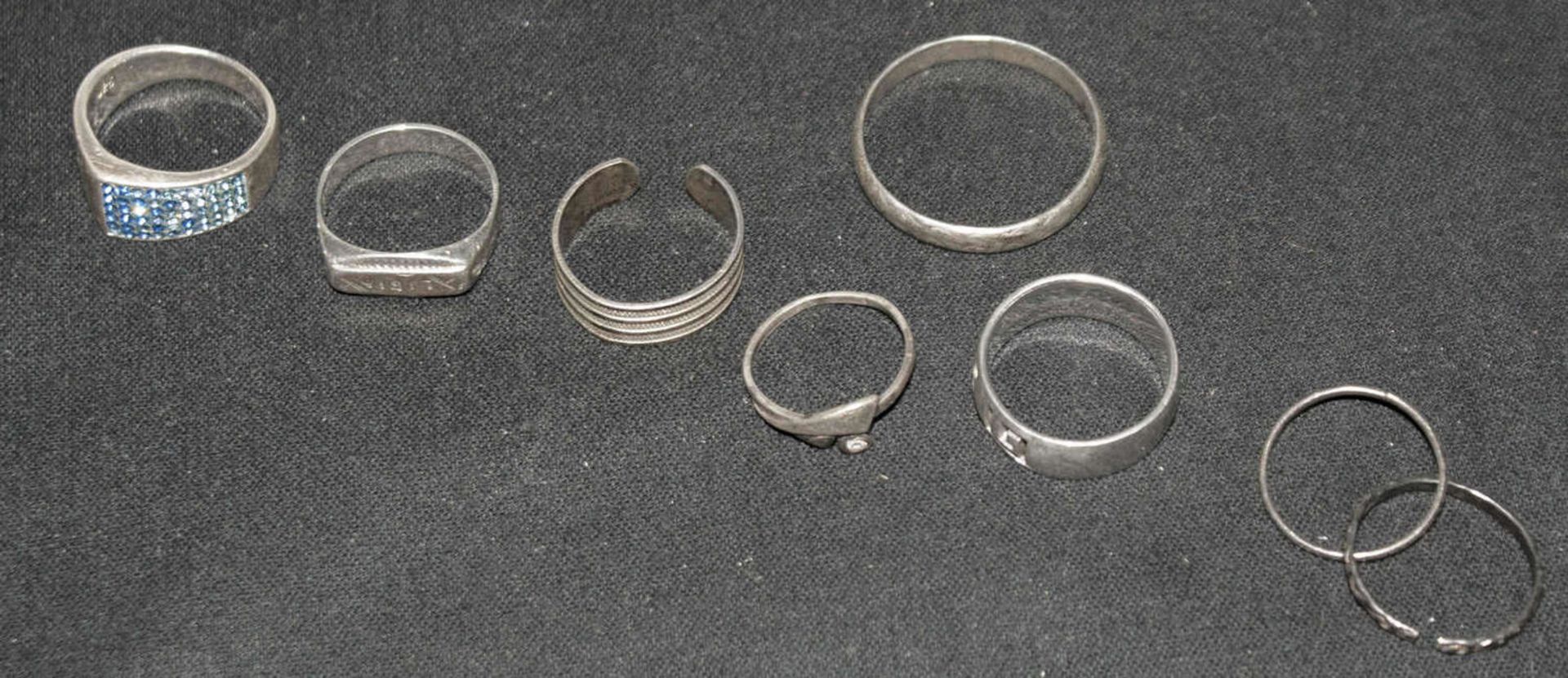 Lot Silberringe, insgesamt 8 Stück. Verschiedene Modelle. Gewicht ca. 25,2g.Lot of silver rings, a