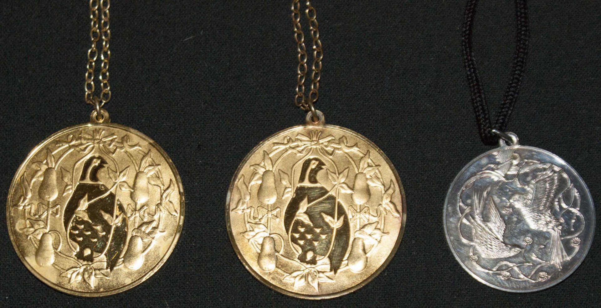 3 Medaillen der Liebe, alle 925er Silber an 925er Kette. 2x vergoldet3 medals of love, all 925