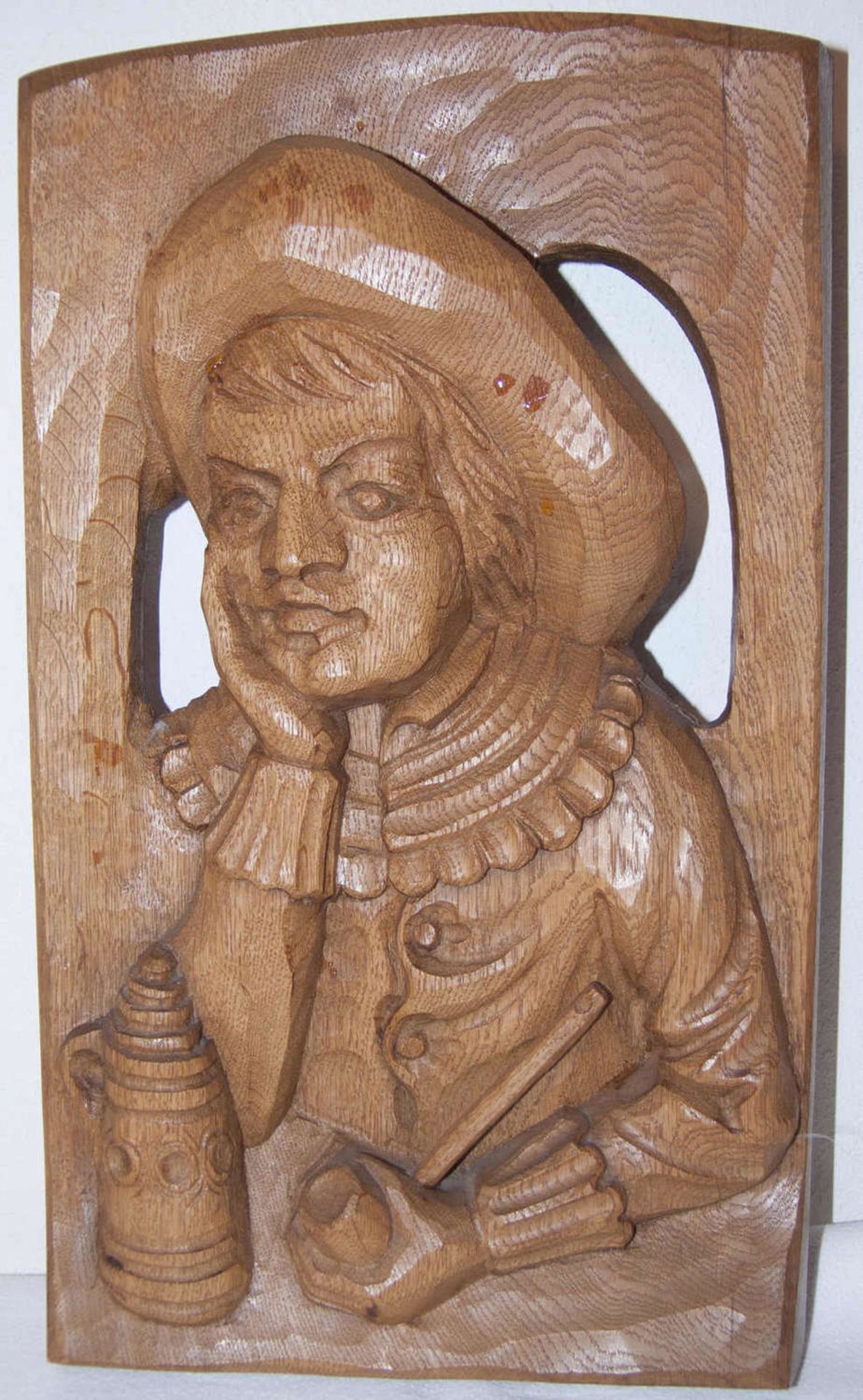 Holz - Wand - Relief "Melancholischer Zecher". Handgeschnitzt. Maße: ca. 39,5 cm x ca. 21,5 cm. Sehr