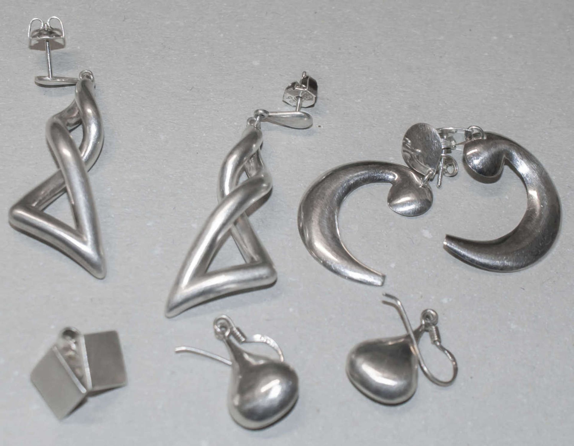 Lot Silberohrringe, verschiedene Modelle, Insgesamt 4 Stück, Gewicht ca. 17,4g.Lot of silver
