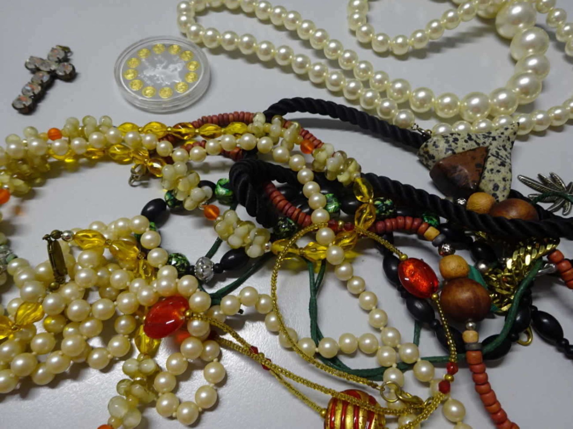 Lot Modeschmuck, dabei Ketten, Anhänger, etc.Lot of fashion jewelery, with chains, pendants, etc. - Image 2 of 2