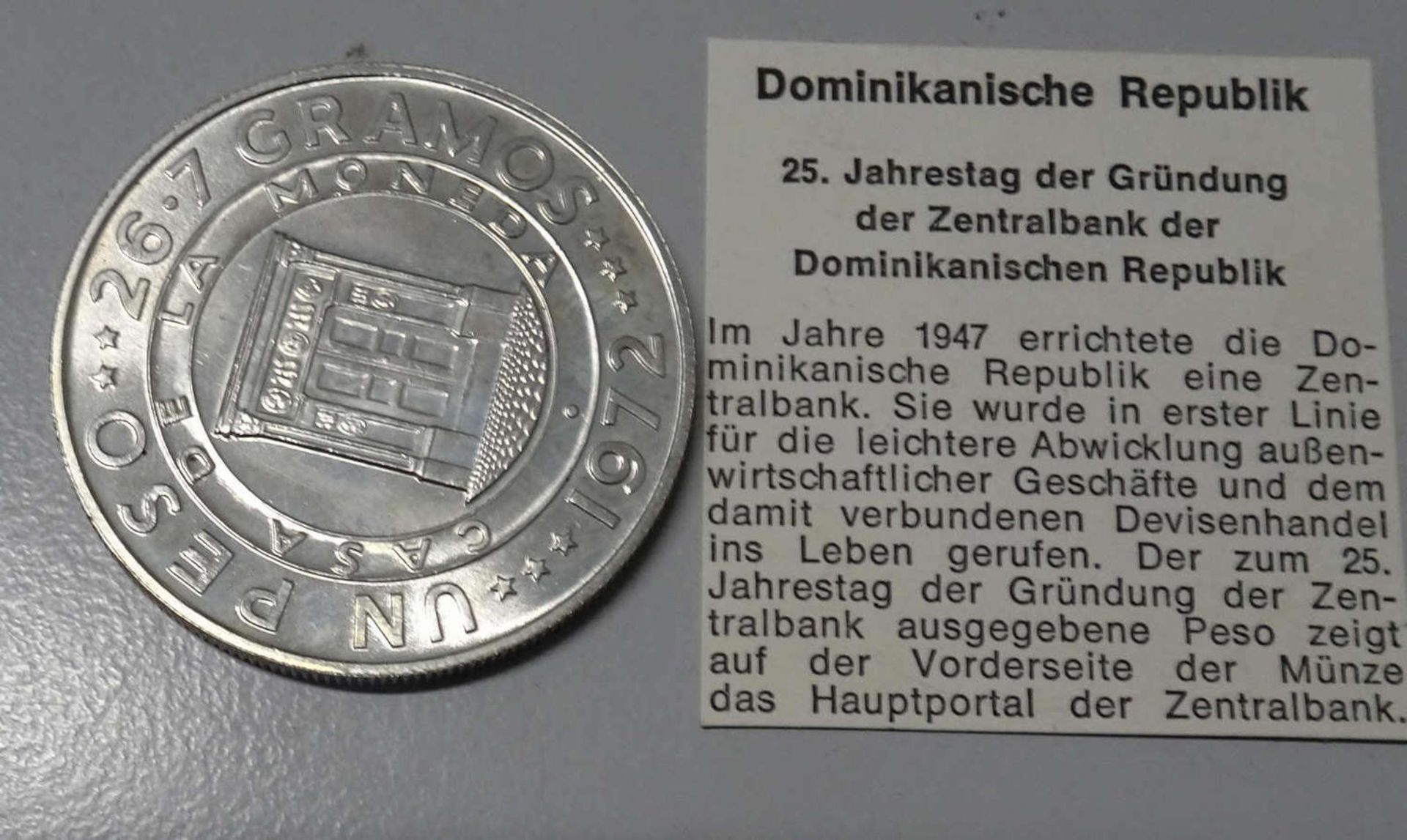 Dominikanische Republik, Silber. 1 Peso "25. Jahrestag der Gründung der Zentralbank der