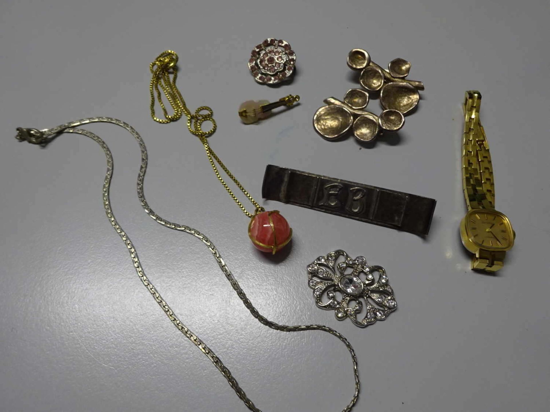 1 Lot älterer Modeschmuck, dabei auch 1 Damenuhr, 1 Brosche, etc. Bitte besichtigen1 Lot older