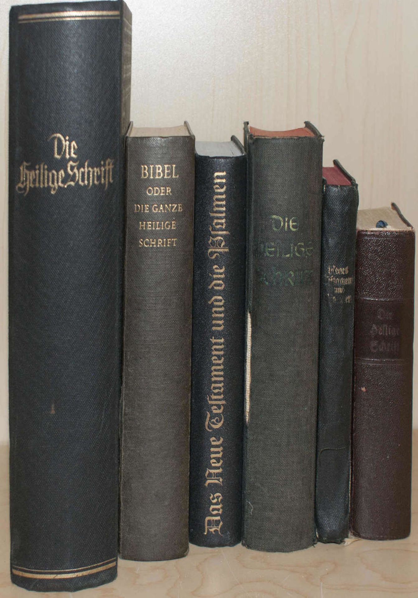Konvolut Bibeln, insgesamt 6 Stück, Verschiedene Modelle und Jahrgänge. Dabei Dresden 1931, 1957,