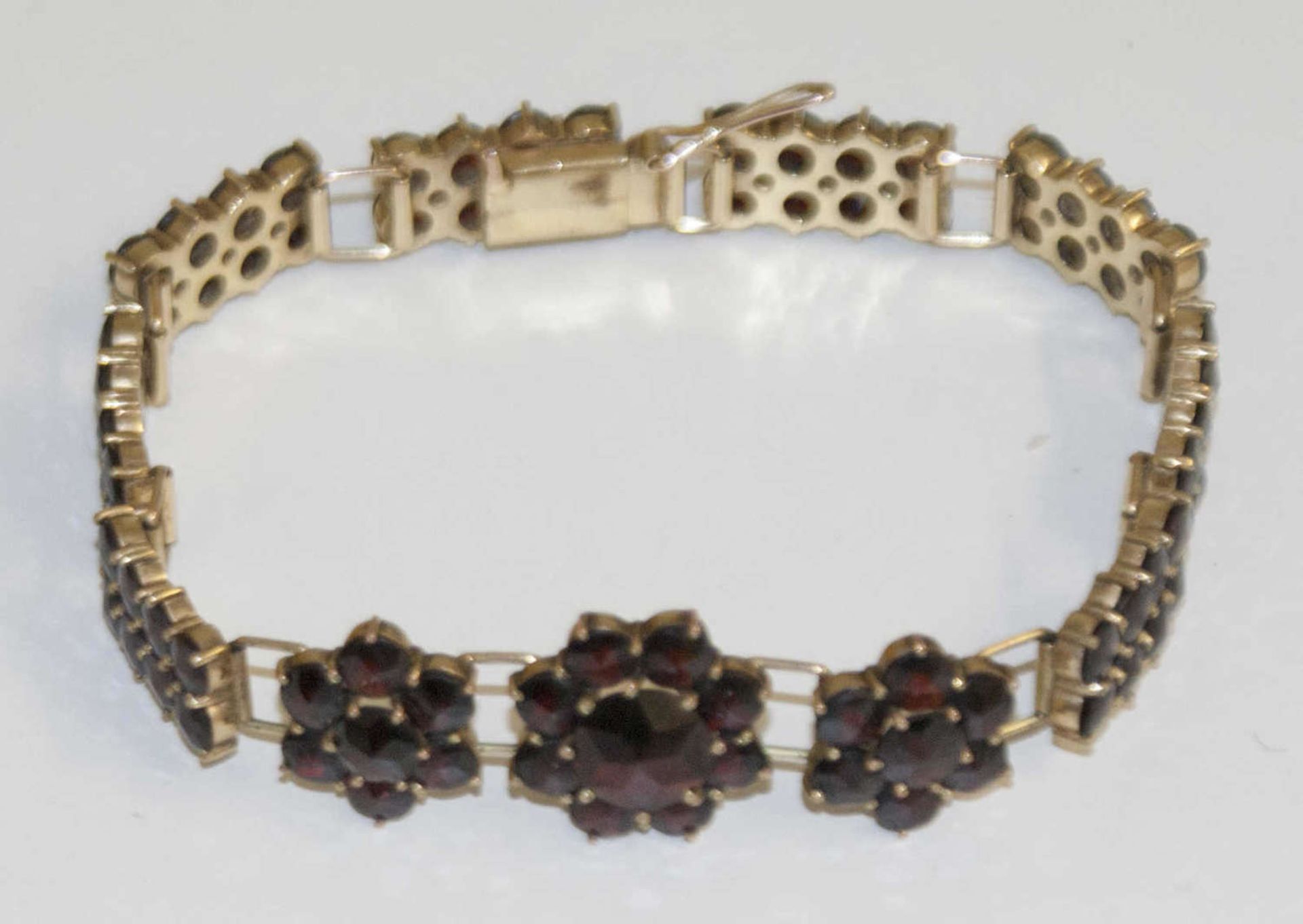 Gold - Granat - Armband, Gold 333, gepunzt. Mittig drei Granat - Blüten. Länge: ca. 18,5 cm. - Bild 2 aus 2