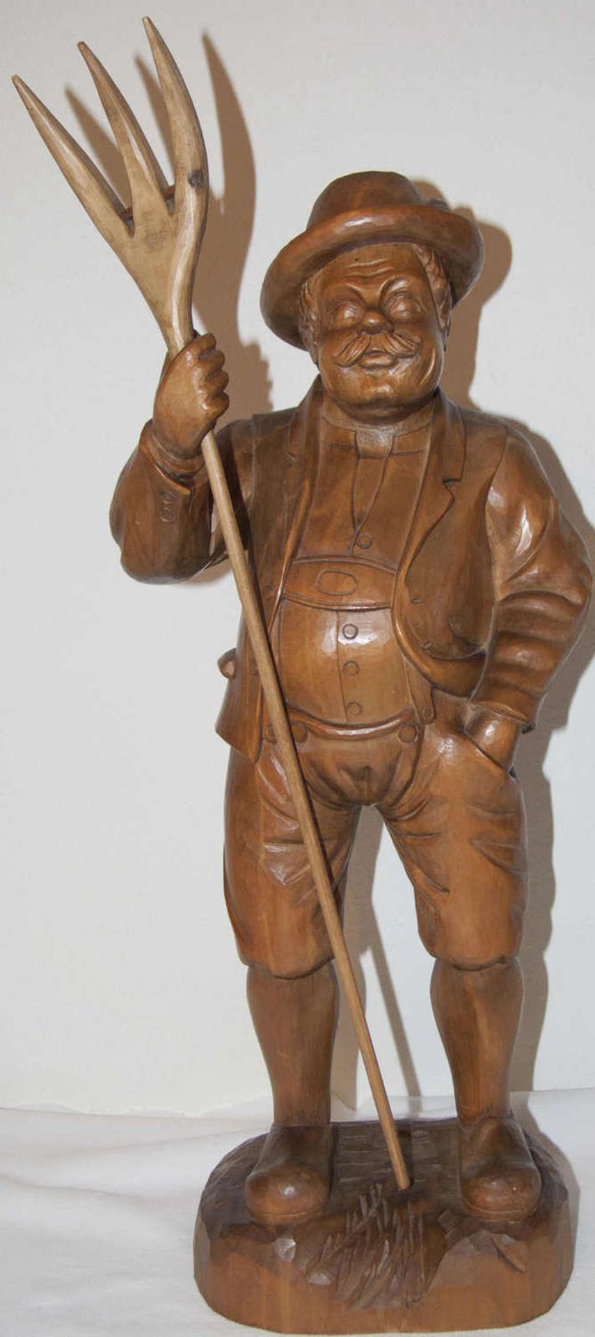 Holz - Skulptur "Bauer mit Heugabel". Massiv - Holz, handgeschnitzt. Höhe: ca. 61 cm. Sehr guter