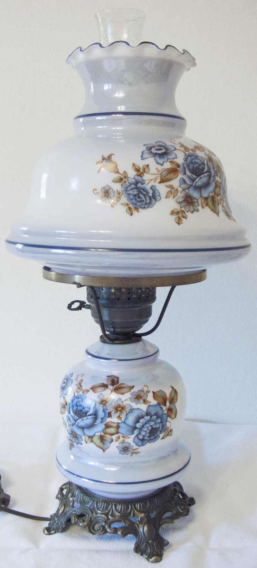 Tischlampe in Form einer Petroleum - Lampe. Glas - Körper und Glas - Schirm mit floraler Malerei.