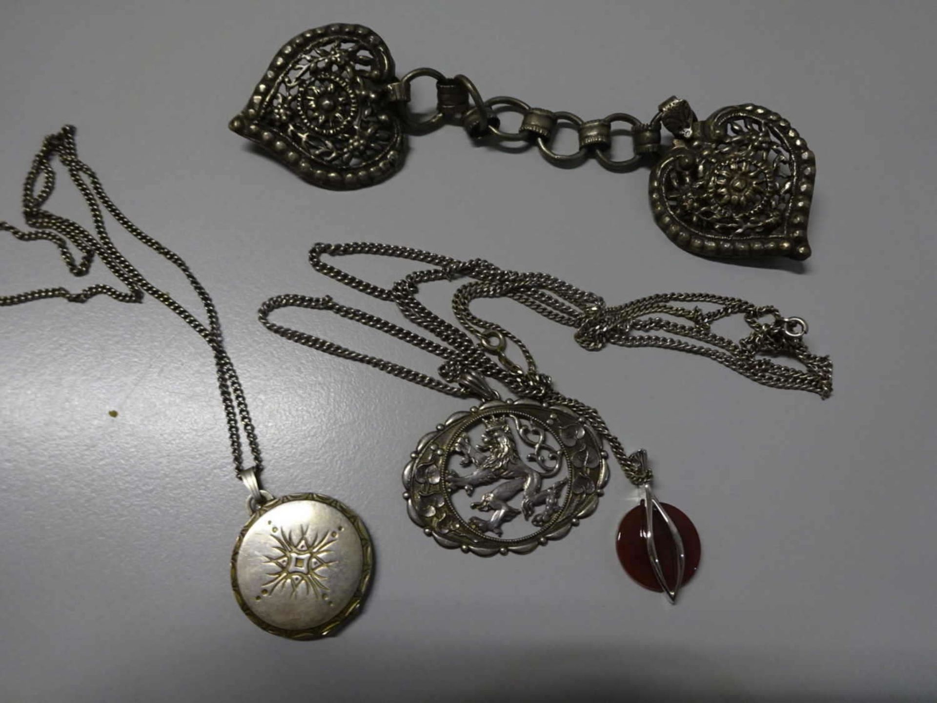 Lot Silberschmuck, dabei 3 Ketten mit Anhänger sowie 1x Trachtenschmuck. Gewicht ca. 70,9gLot of