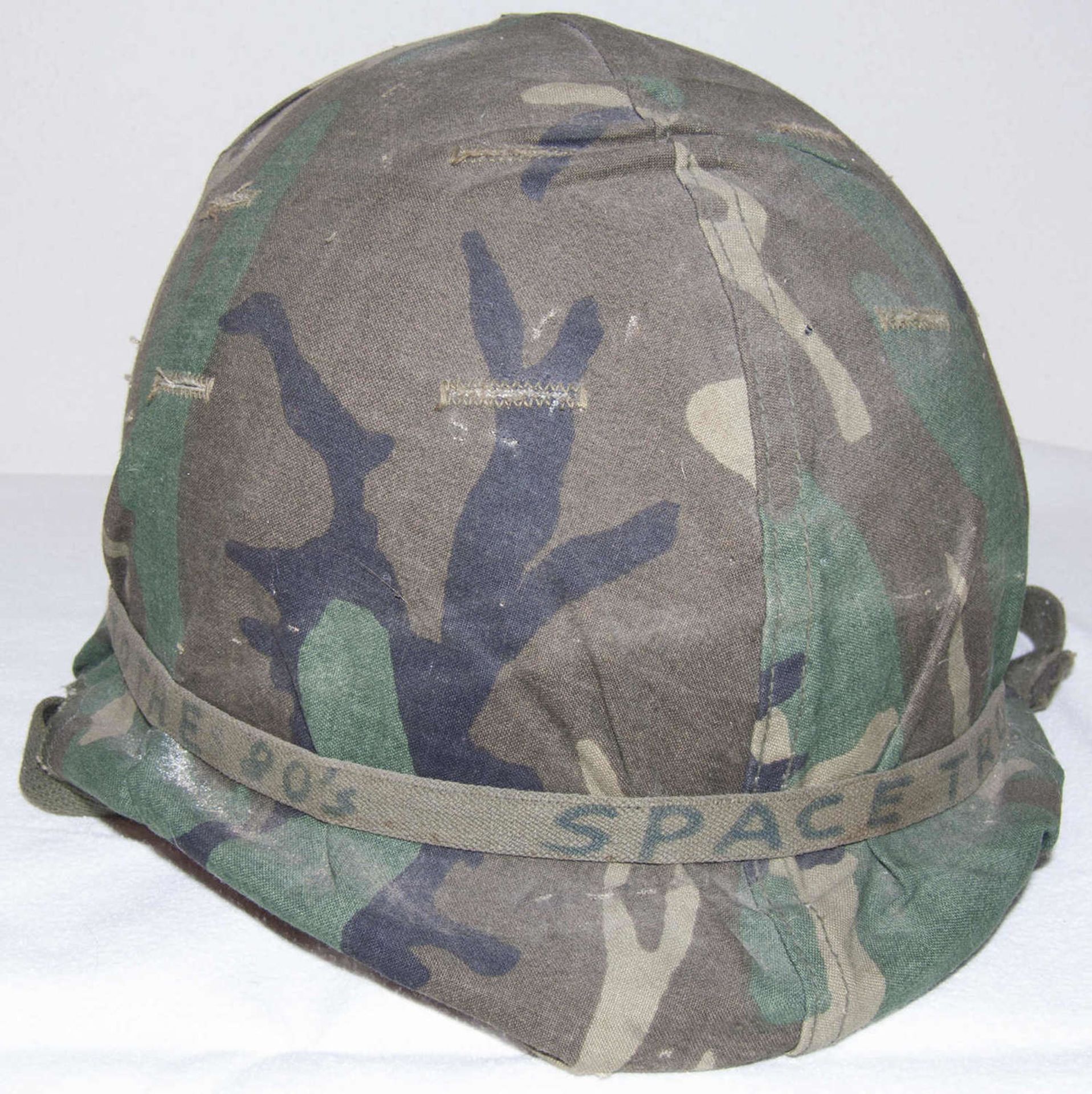 US Stahlhelm mit Tarnstoff überzogen, Bitte besichtigen.US steel helmet covered with camouflage