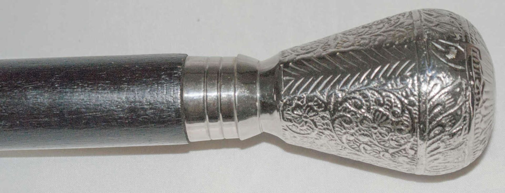 Edler Gehstock, Knauf versilbert, Höhe ca. 92,5 cmNoble walking stick, knob silvered, height about - Bild 2 aus 3