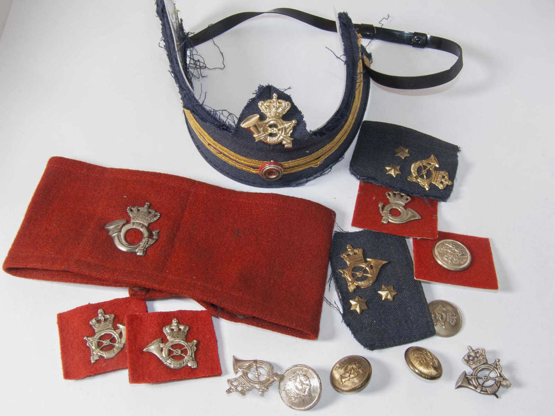 Konvolut Abzeichen, Armbinde etc. dänische Post. Bitte besichtigen.Mixed lot of badges, armband etc.