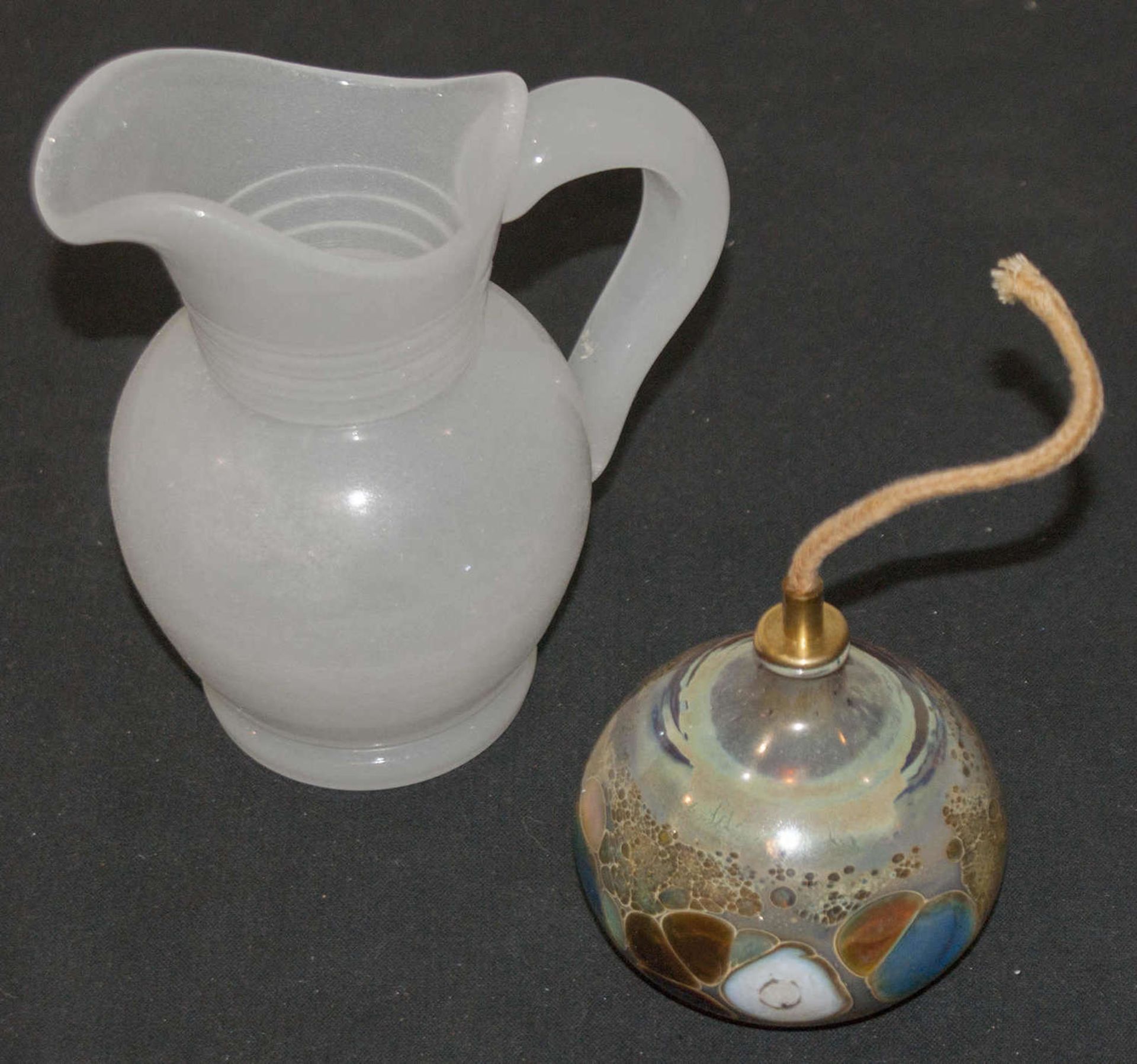 2 Teile Glas, 1 kleine Öllampe, Mundgeblasen sowie 1 Schenkkanne, Milchglas, diese höhe ca. 14 cm2