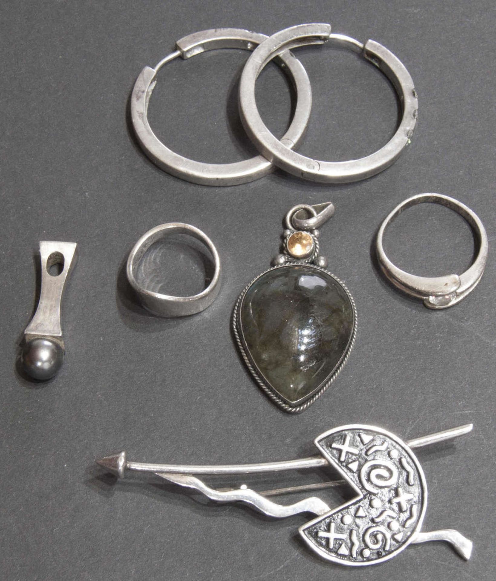 Konvolut Silber - Schmuck, bestehend aus. einer Designer - Brosche, zwei Anhänger, davon einer mit