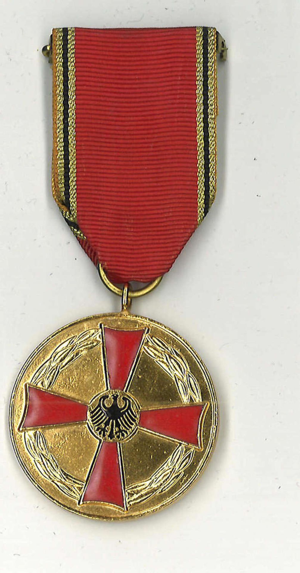 Bundesverdienstkreuz am Bande. Guter ZustandFederal Cross of Merit on ribbon. Good condition