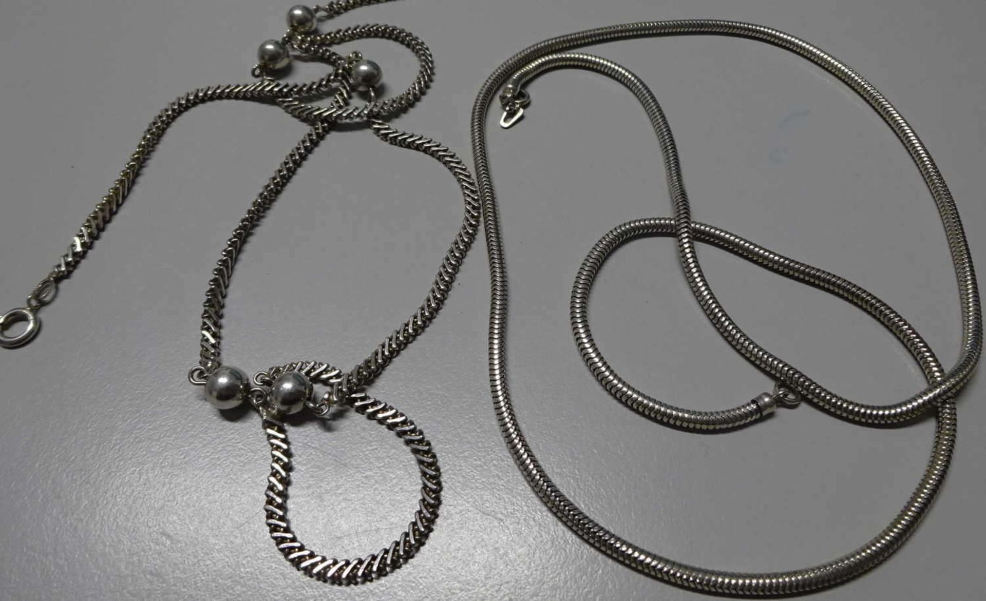 2 Ketten, Silber gestempelt. versch. Modelle. Gewicht ca. 57,3g2 chains, silver stamped. different