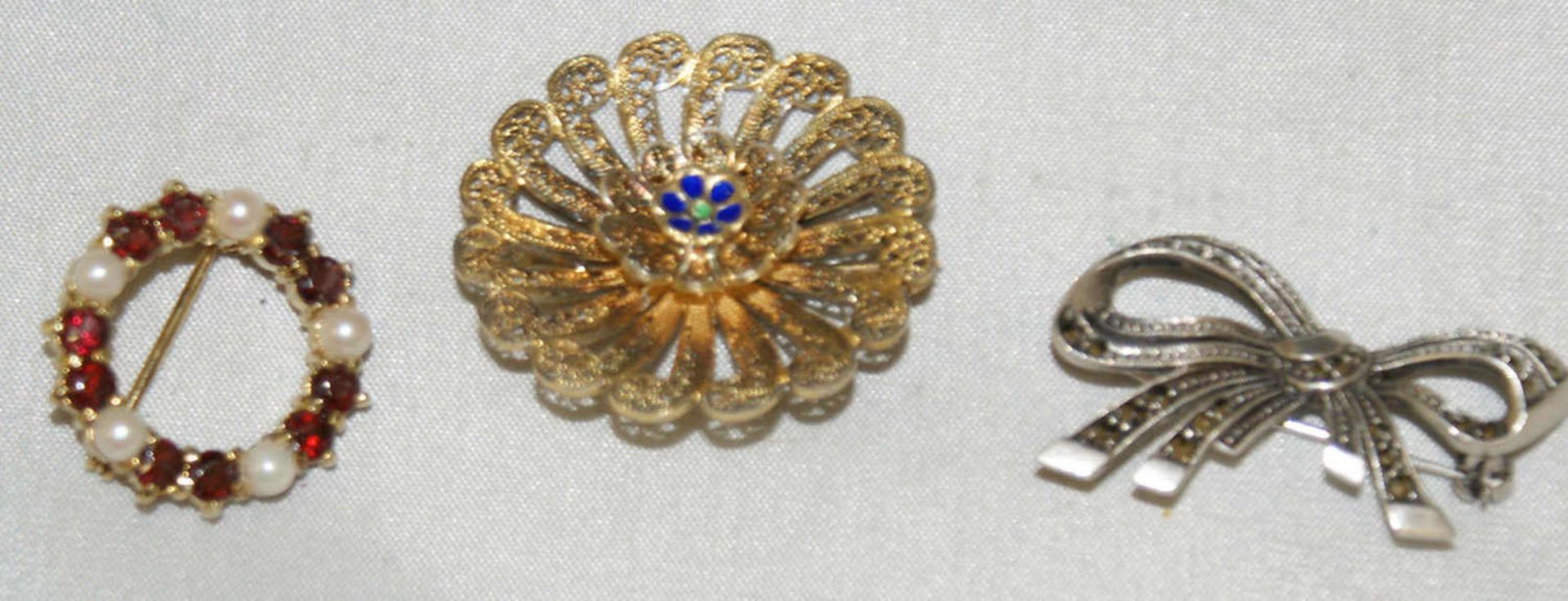 3 ausgefallene Broschen, Silber, 1x mit Emaille, guter Zustand, alle gepunzt3 unusual brooches,