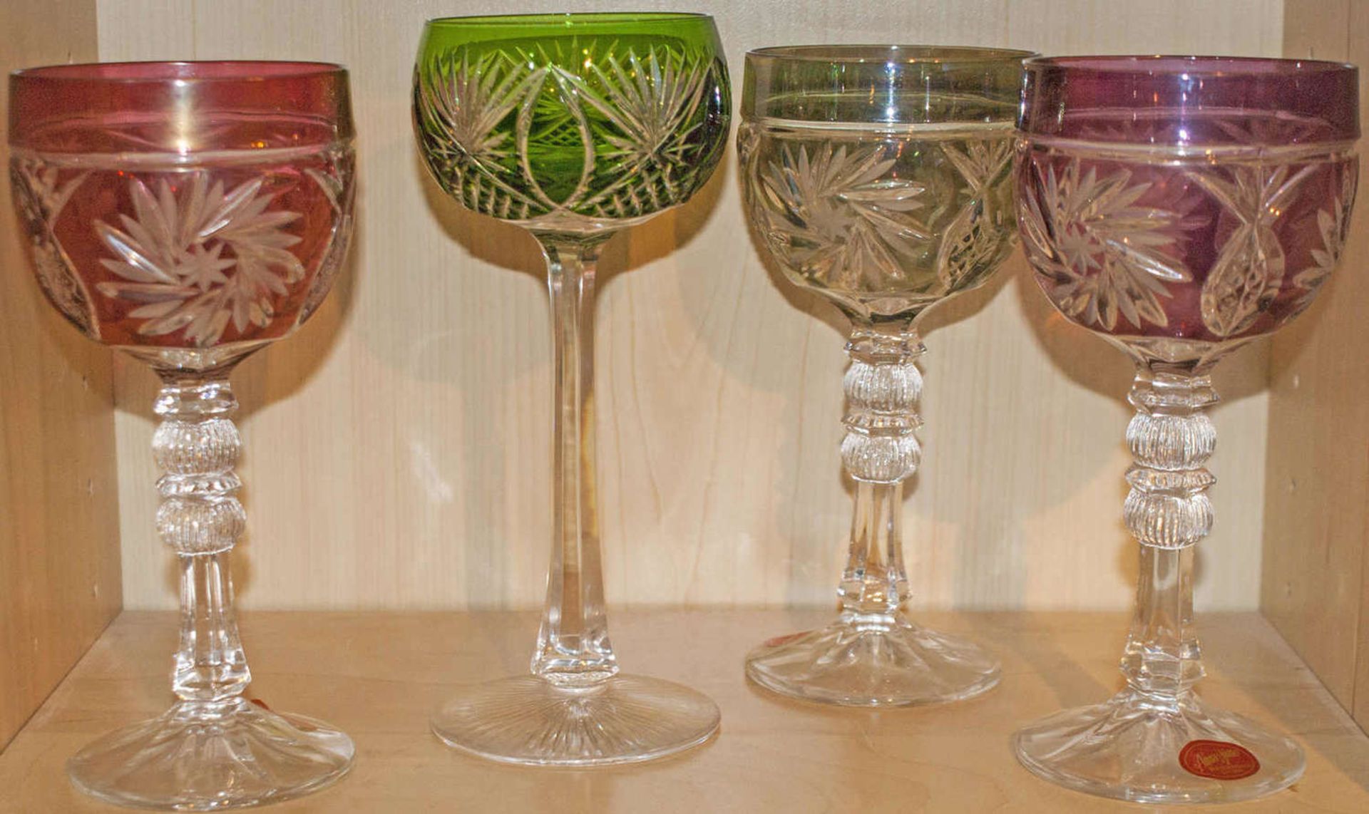 4 farbige Bleikristall Weingläser, davon 3 Stück aus 1 Serie Anna Hütte. Guter Zustand.4 colored