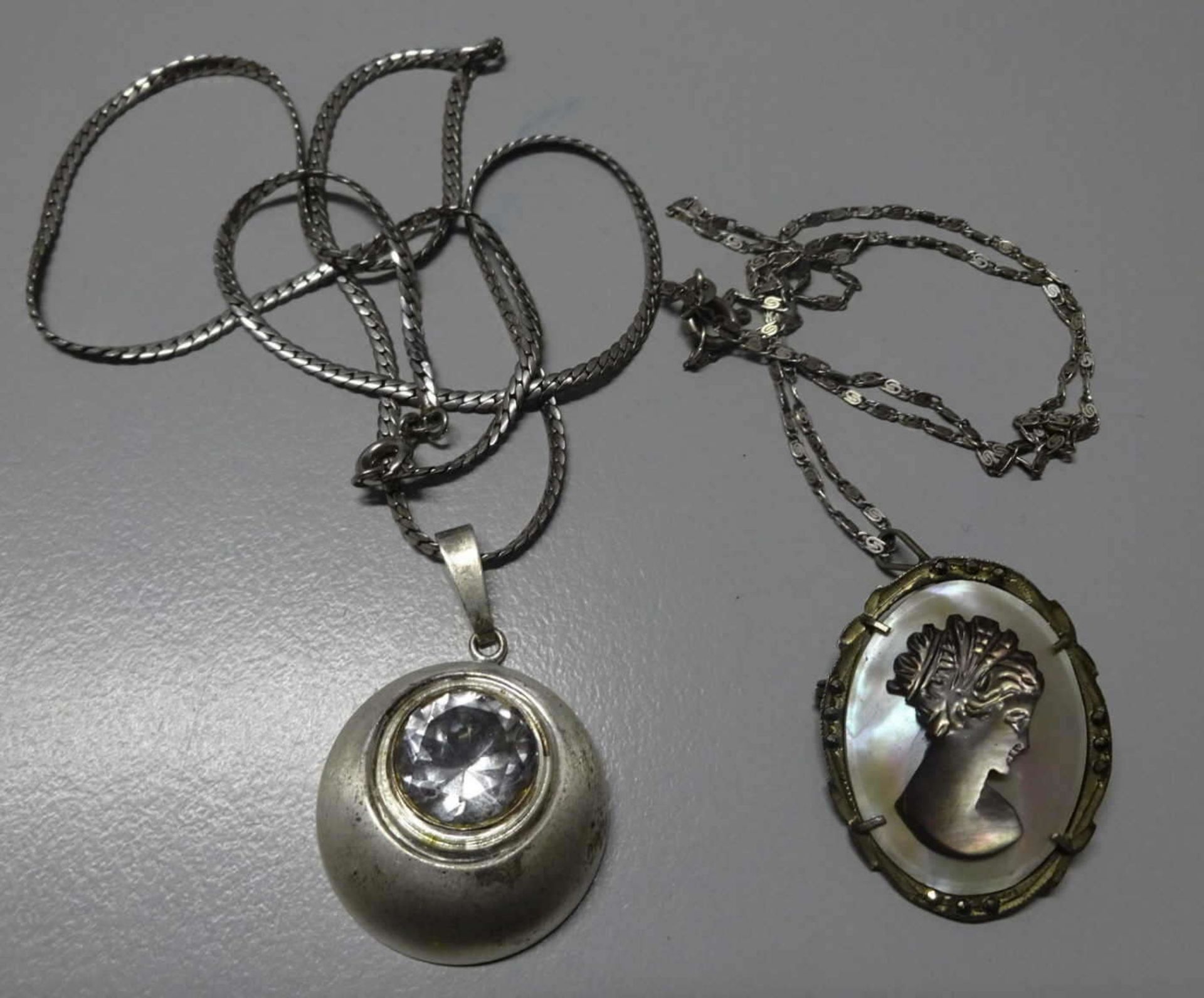 2 Silberketten mit Anhänger, 1 älterer Anhänger auch als Brosche zu verwenden.2 silver chains with